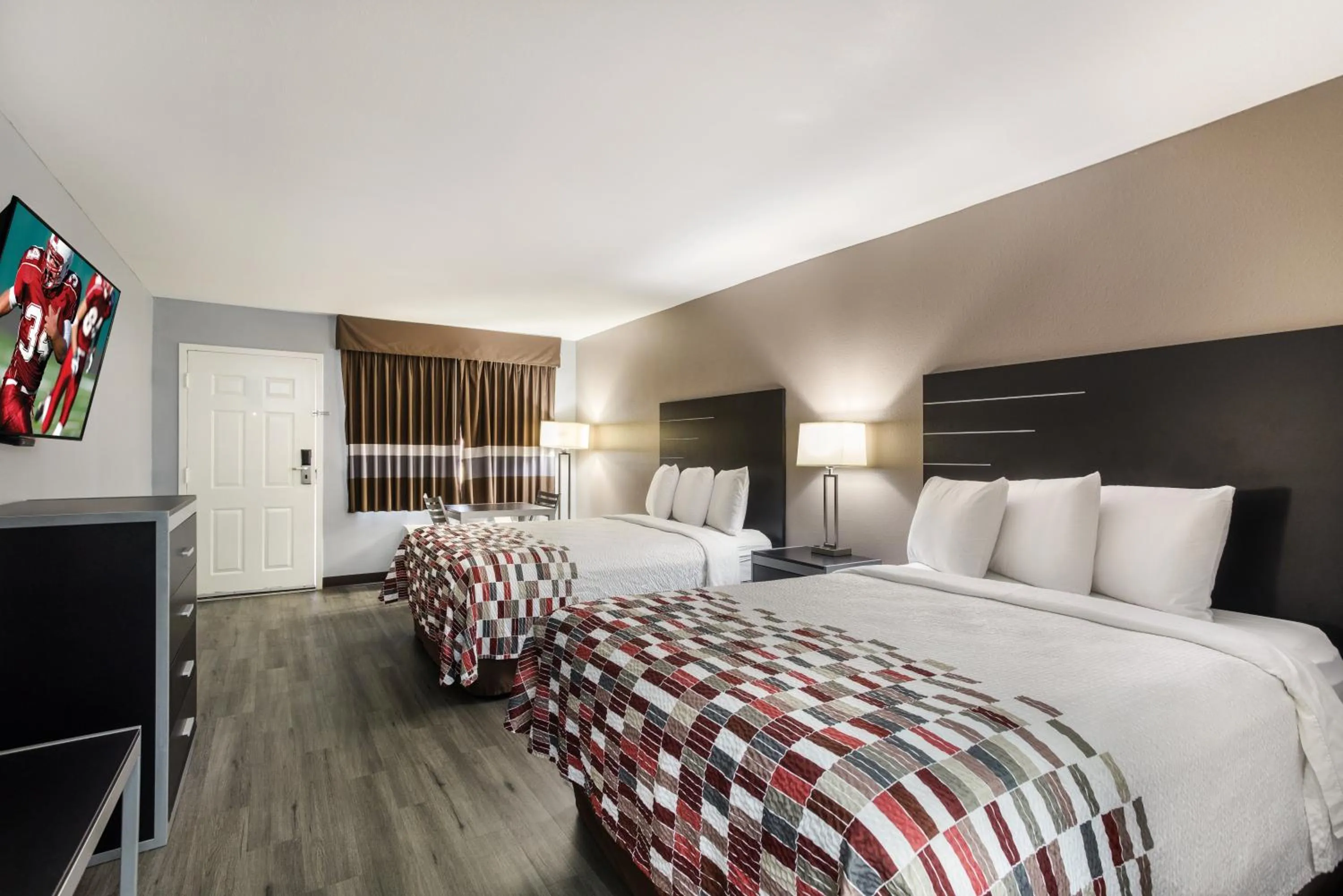 Photo of the whole room, Bed in Red Roof Inn & Suites Athens, AL