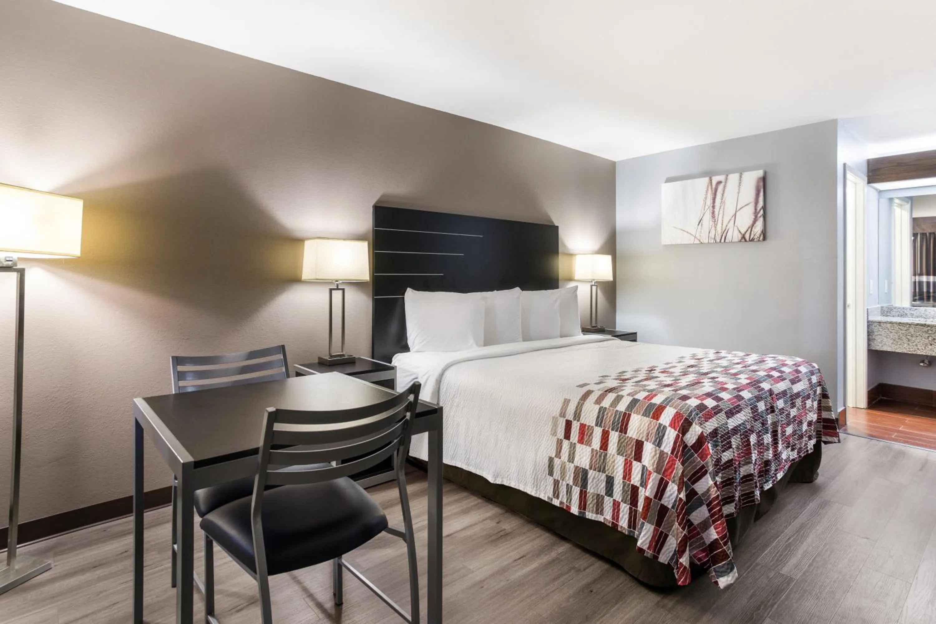 Photo of the whole room, Bed in Red Roof Inn & Suites Athens, AL