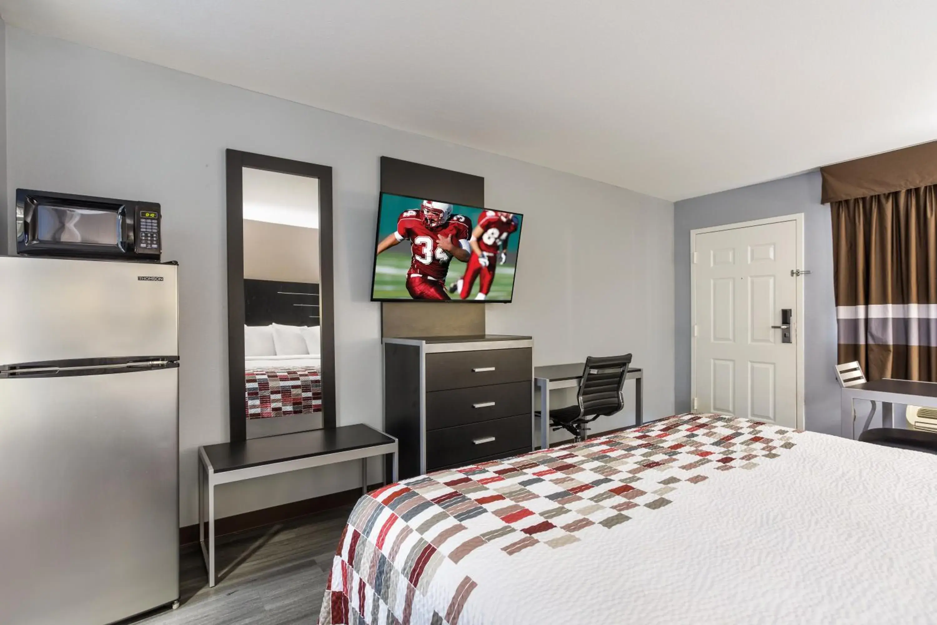 Suite King Room - Non-Smoking in Red Roof Inn & Suites Athens, AL Suite King Room - Non-Smoking in Red Roof Inn & Suites Athens, AL