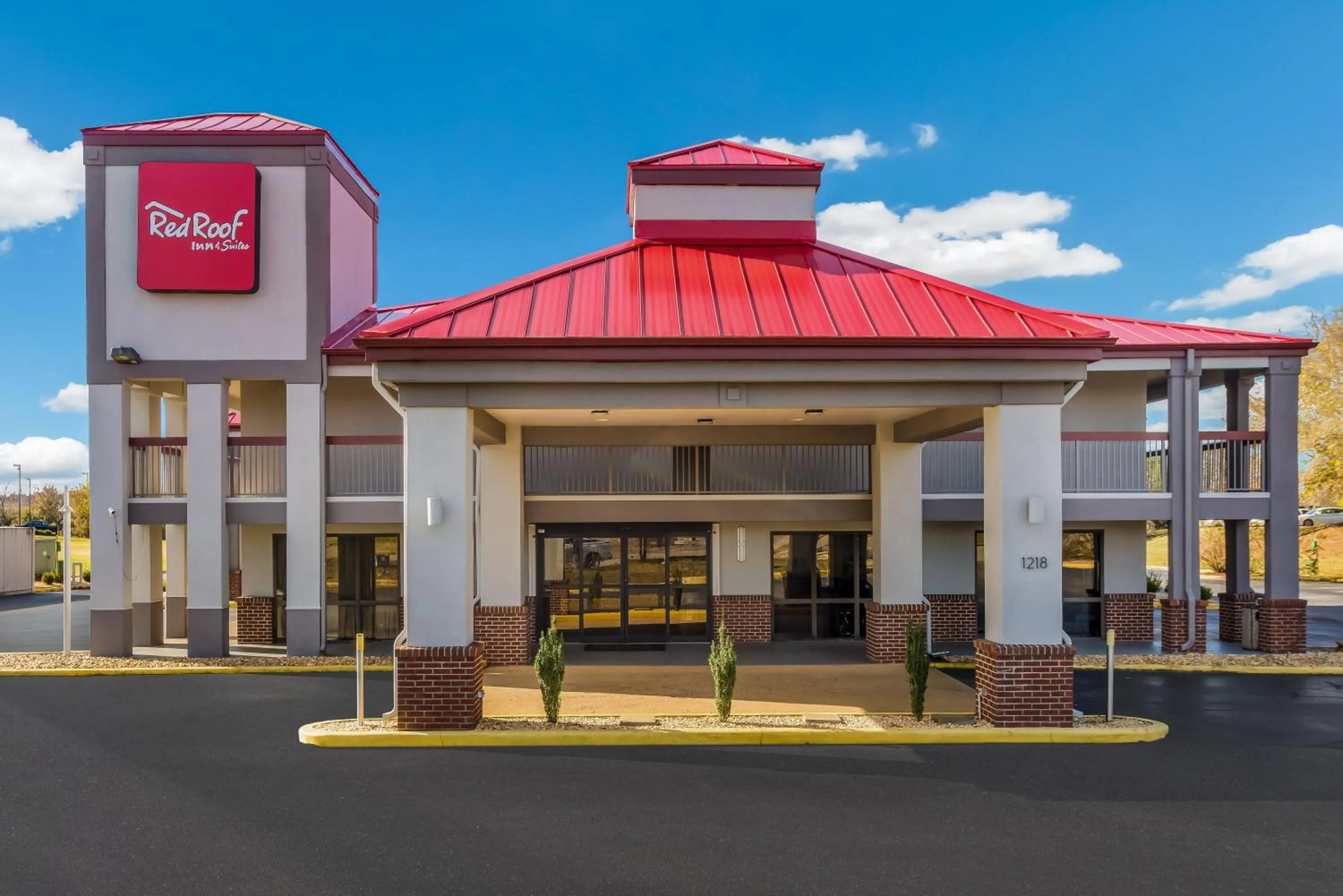 Property building in Red Roof Inn & Suites Athens, AL
