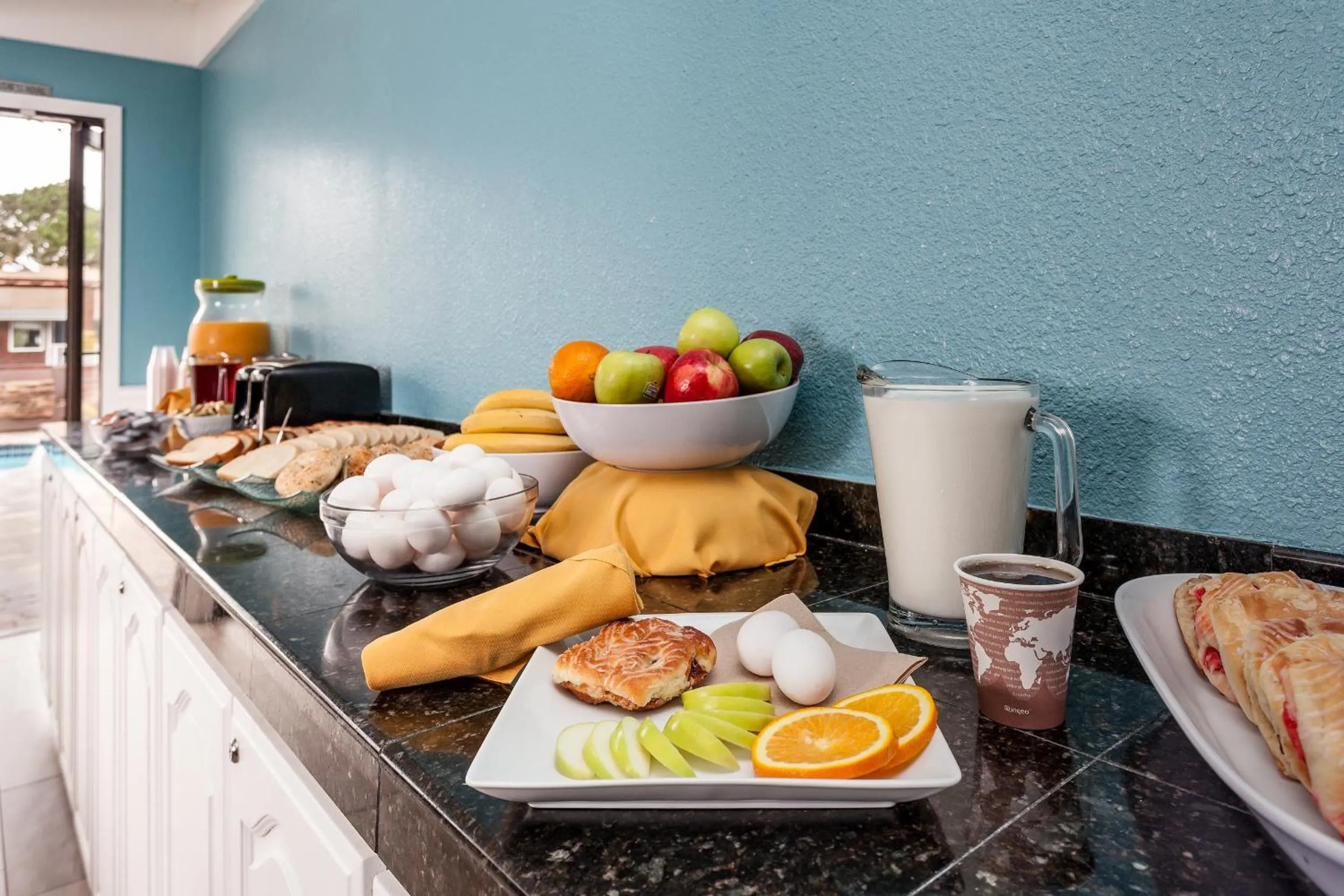 Continental breakfast in Lighthouse Lodge & Cottages