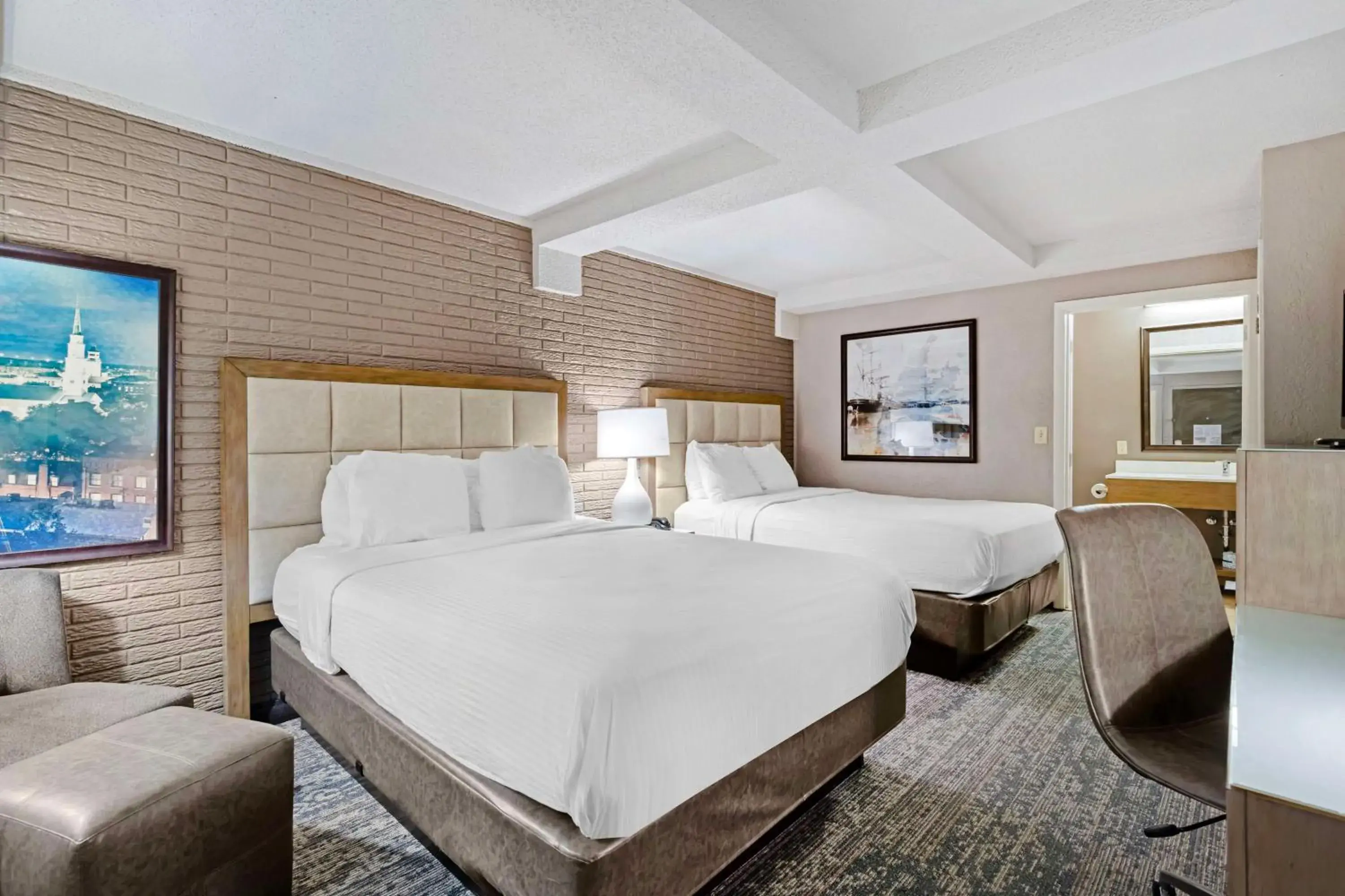 Queen Room with Two Queen Beds in Best Western Savannah Historic District Queen Room with Two Queen Beds in Best Western Savannah Historic District