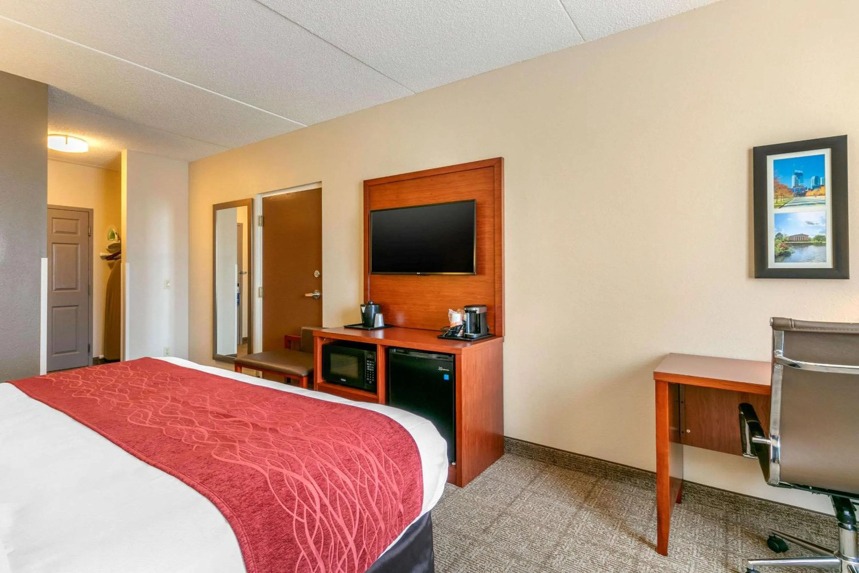 Photo of the whole room, Bed in Comfort Inn & Suites Nashville Franklin Cool Springs