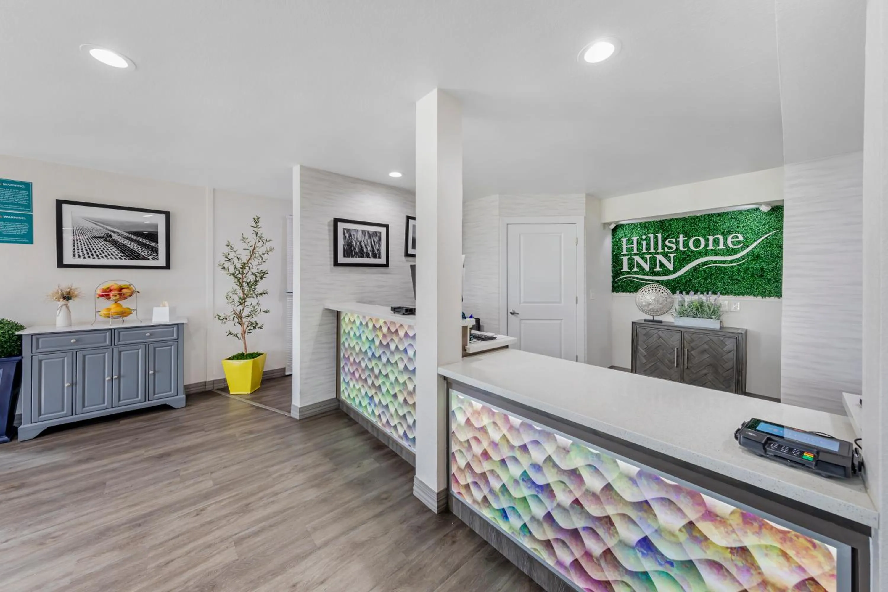 Lobby or reception in Hillstone Inn Tulare, an Ascend Collection Hotel