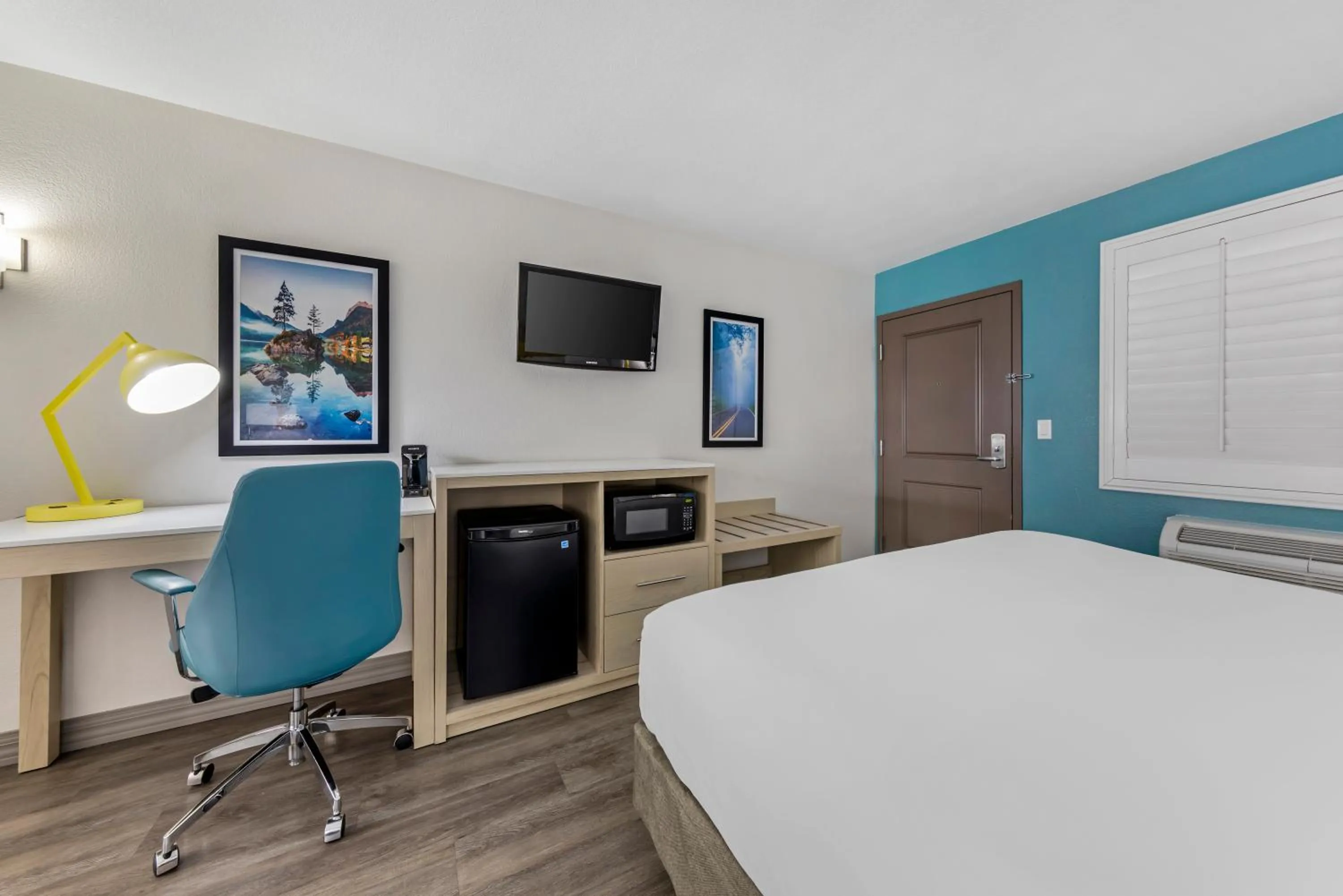 Bed in Hillstone Inn Tulare, an Ascend Collection Hotel