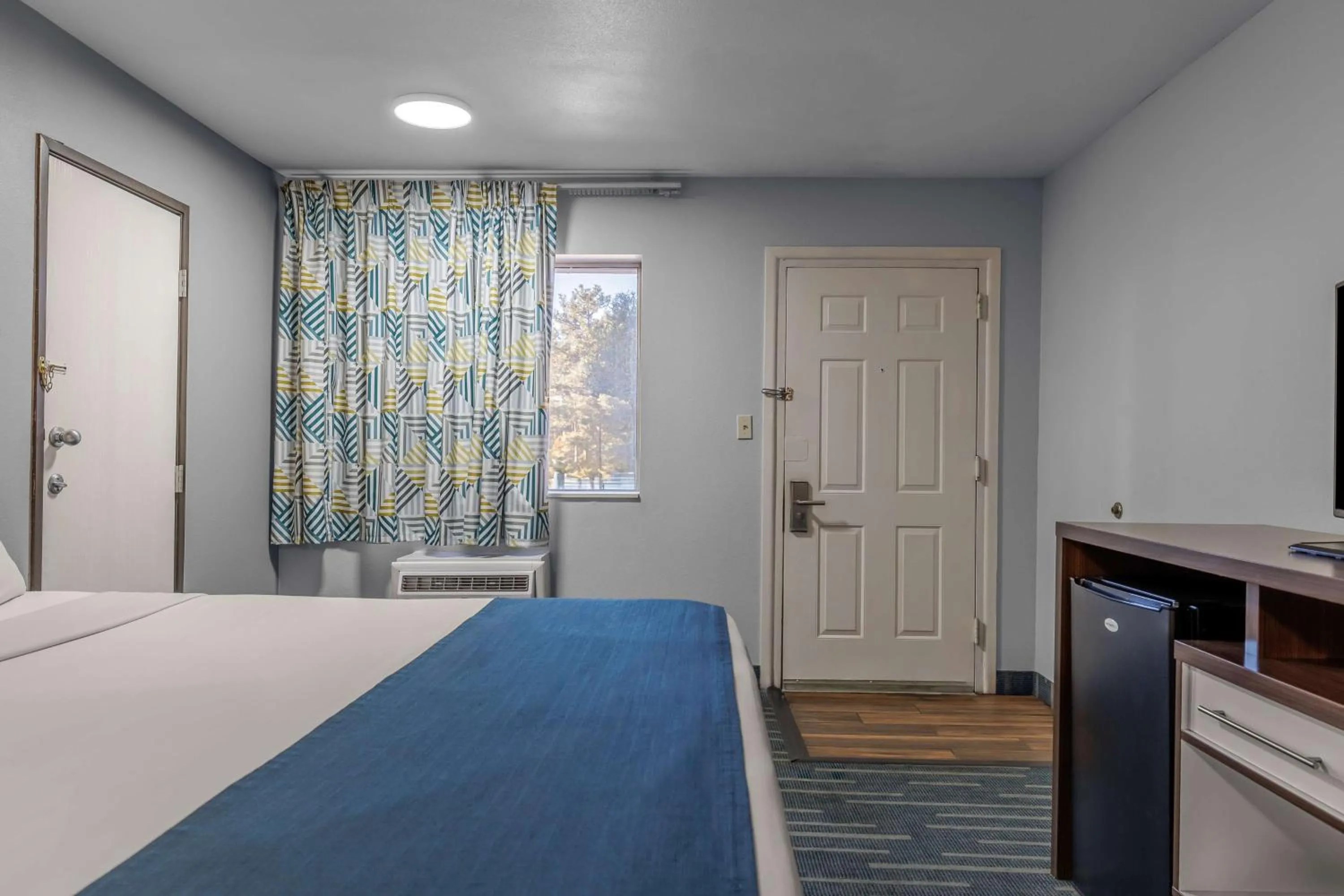 Photo of the whole room, Bed in Studio 6 Suites Flagstaff AZ