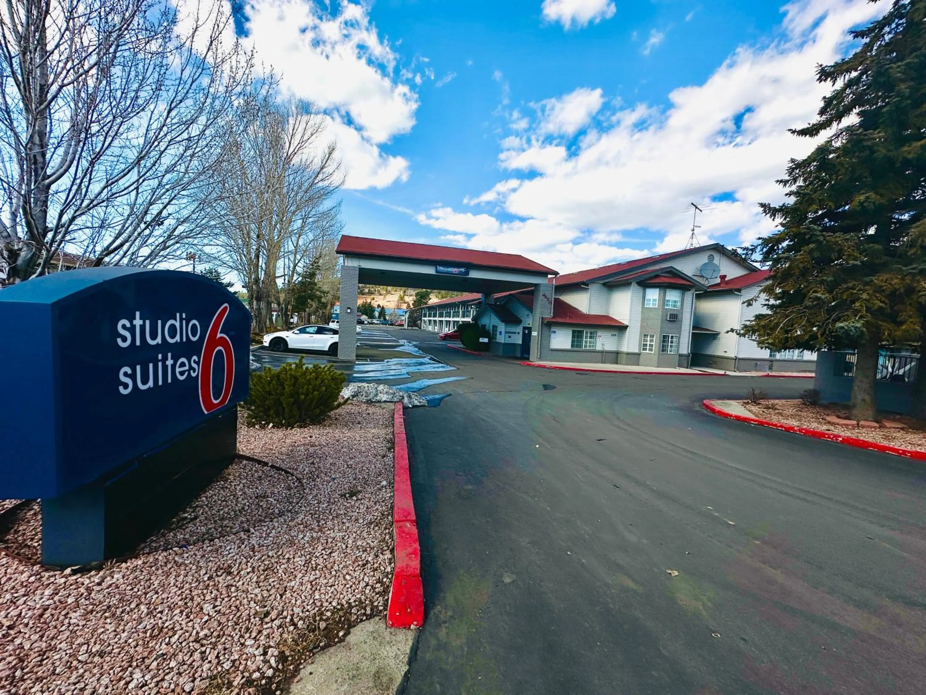 Property building in Studio 6 Suites Flagstaff AZ