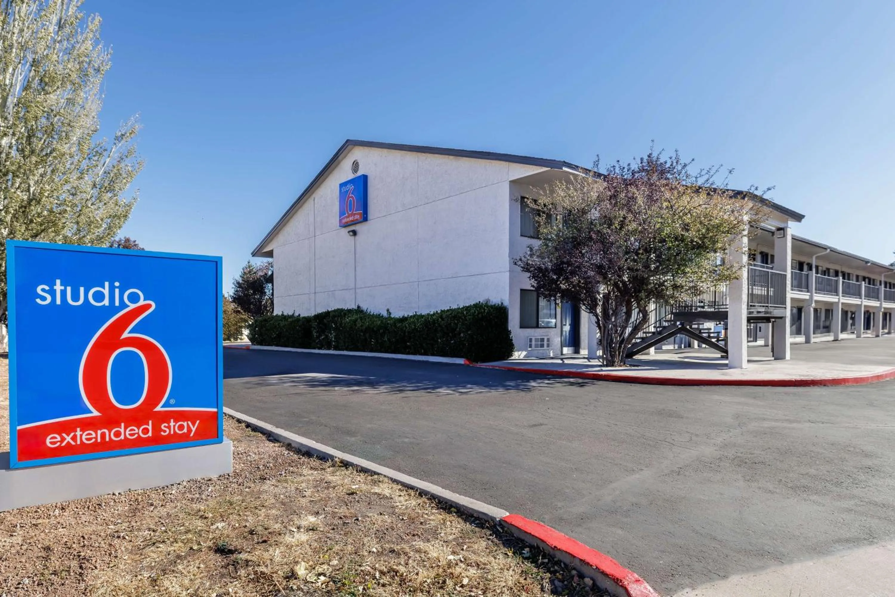 Property building in Studio 6 Suites Flagstaff AZ