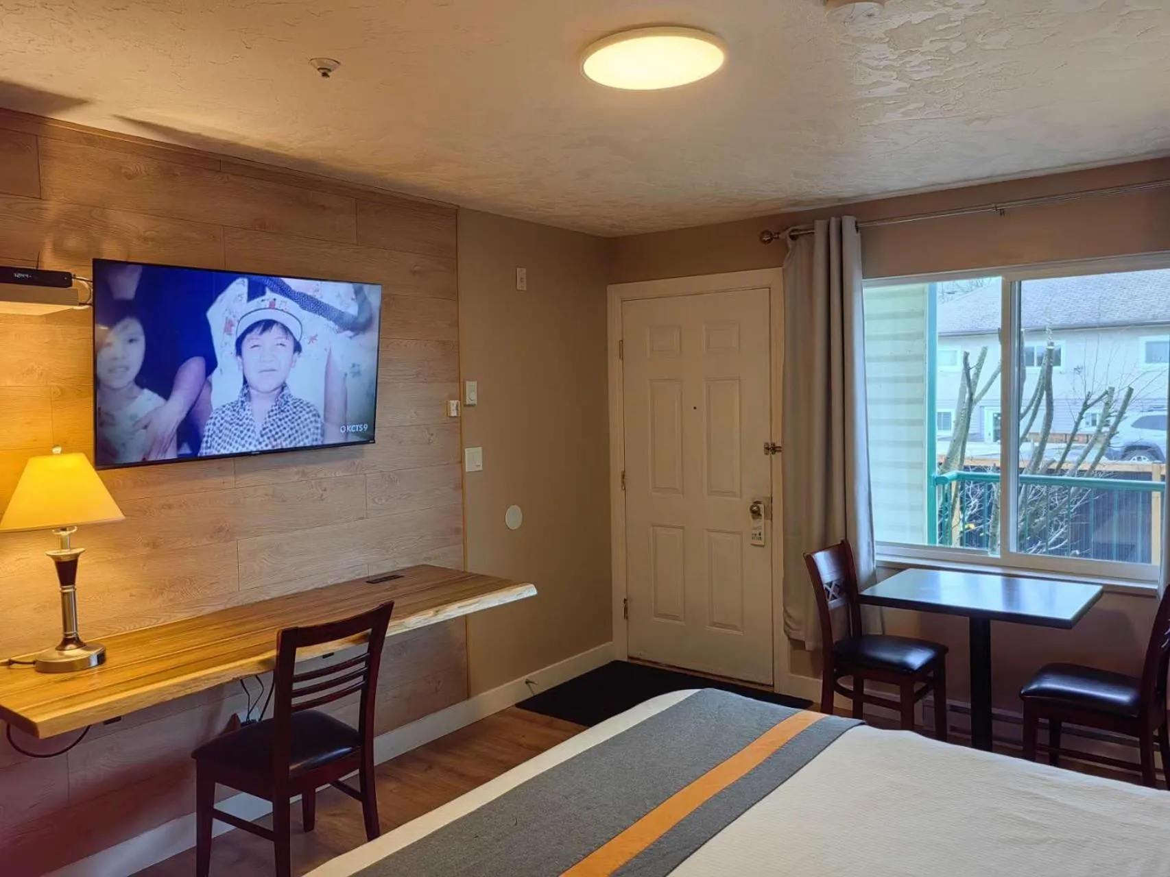 Photo of the whole room, Bed in Harbour Light Motel