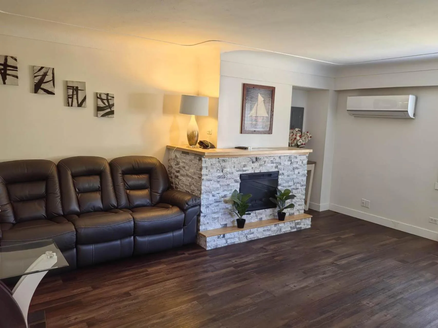 Living room in Harbour Light Motel