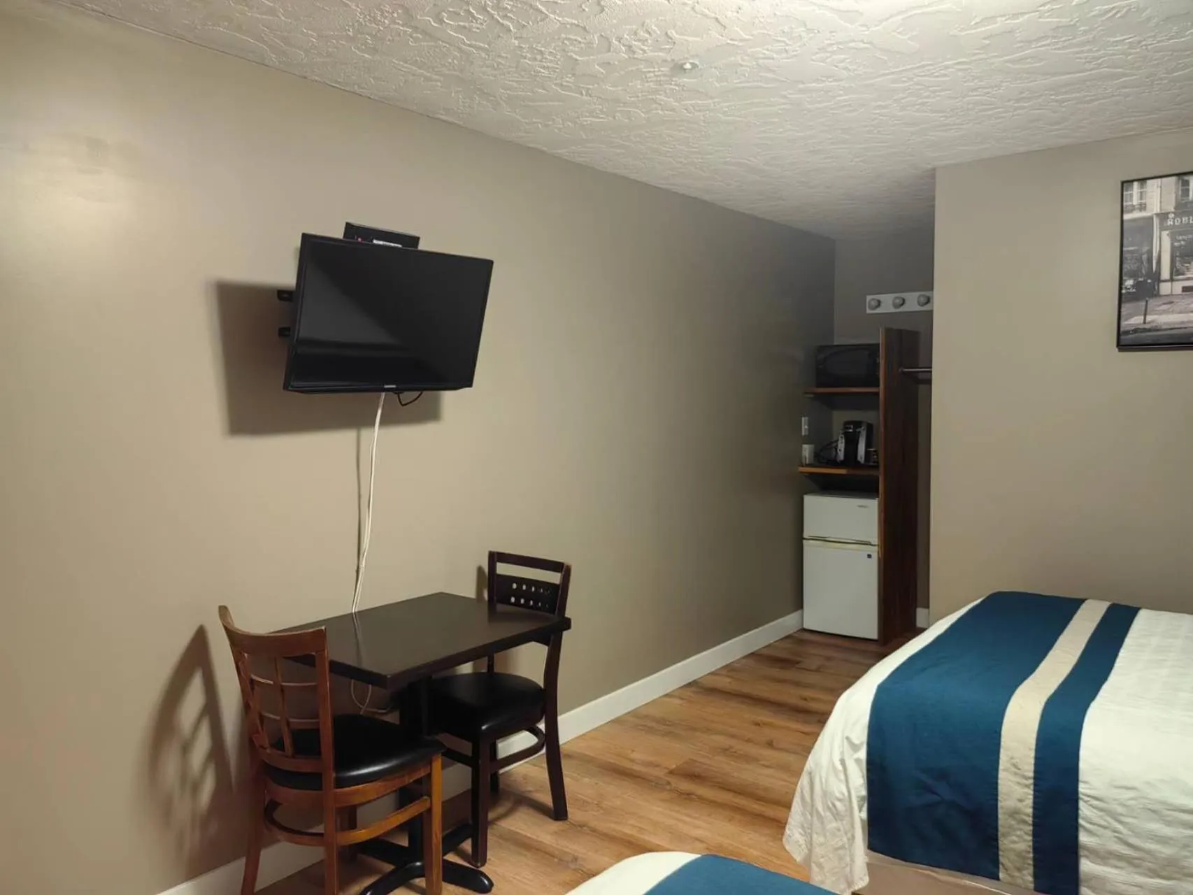 minibar, Bed in Harbour Light Motel