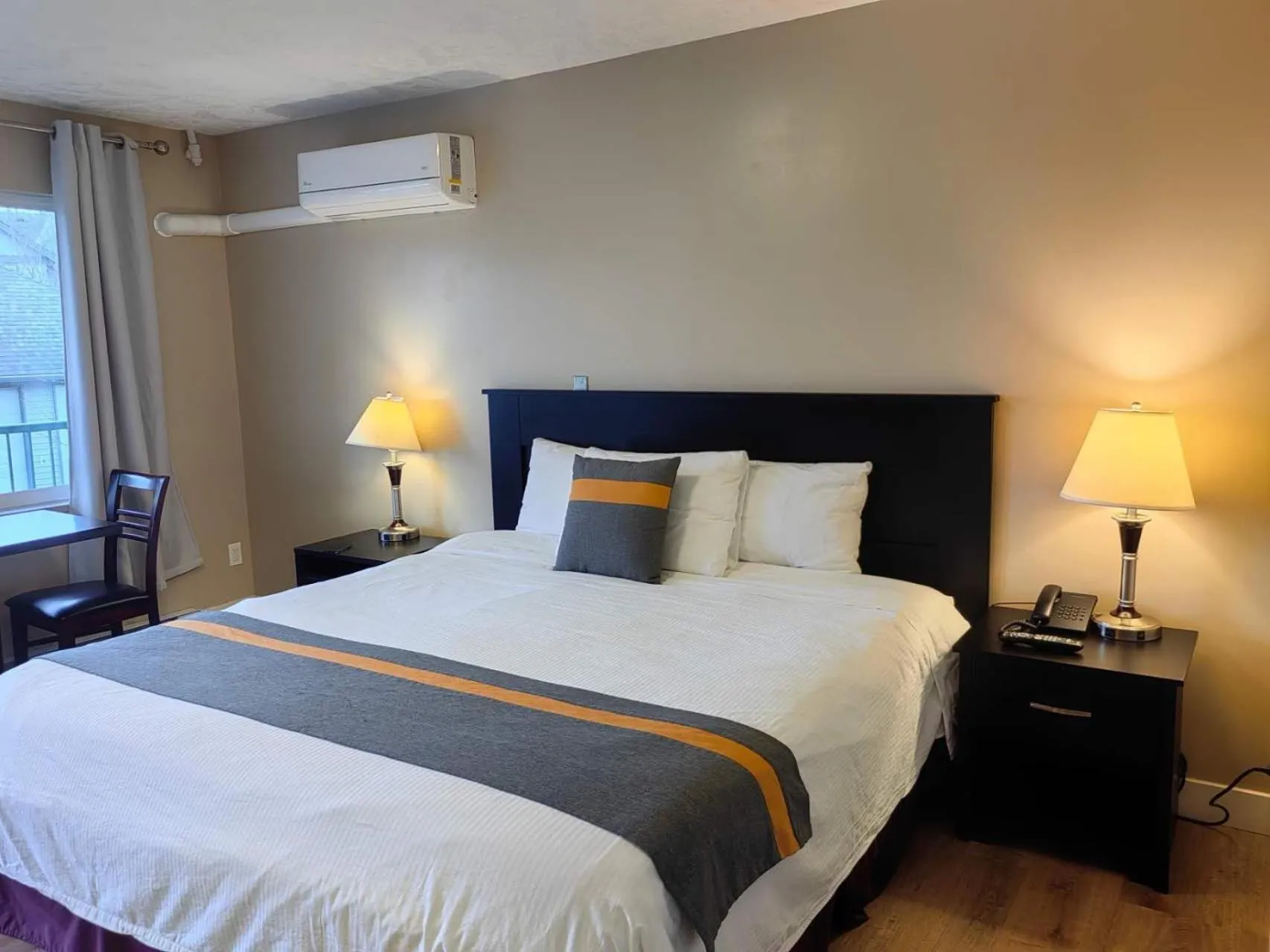 Bed in Harbour Light Motel