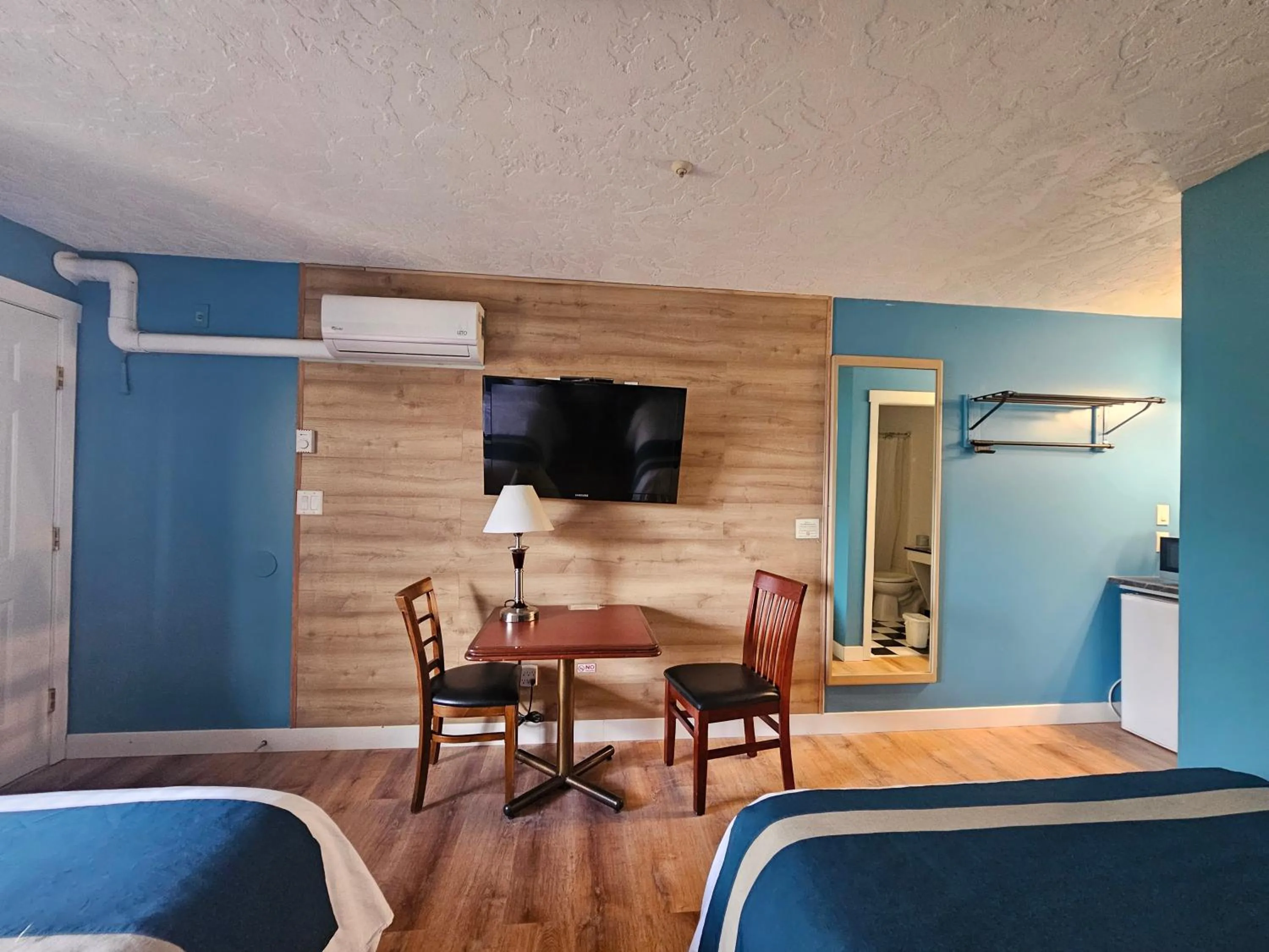 Photo of the whole room, Bed in Harbour Light Motel