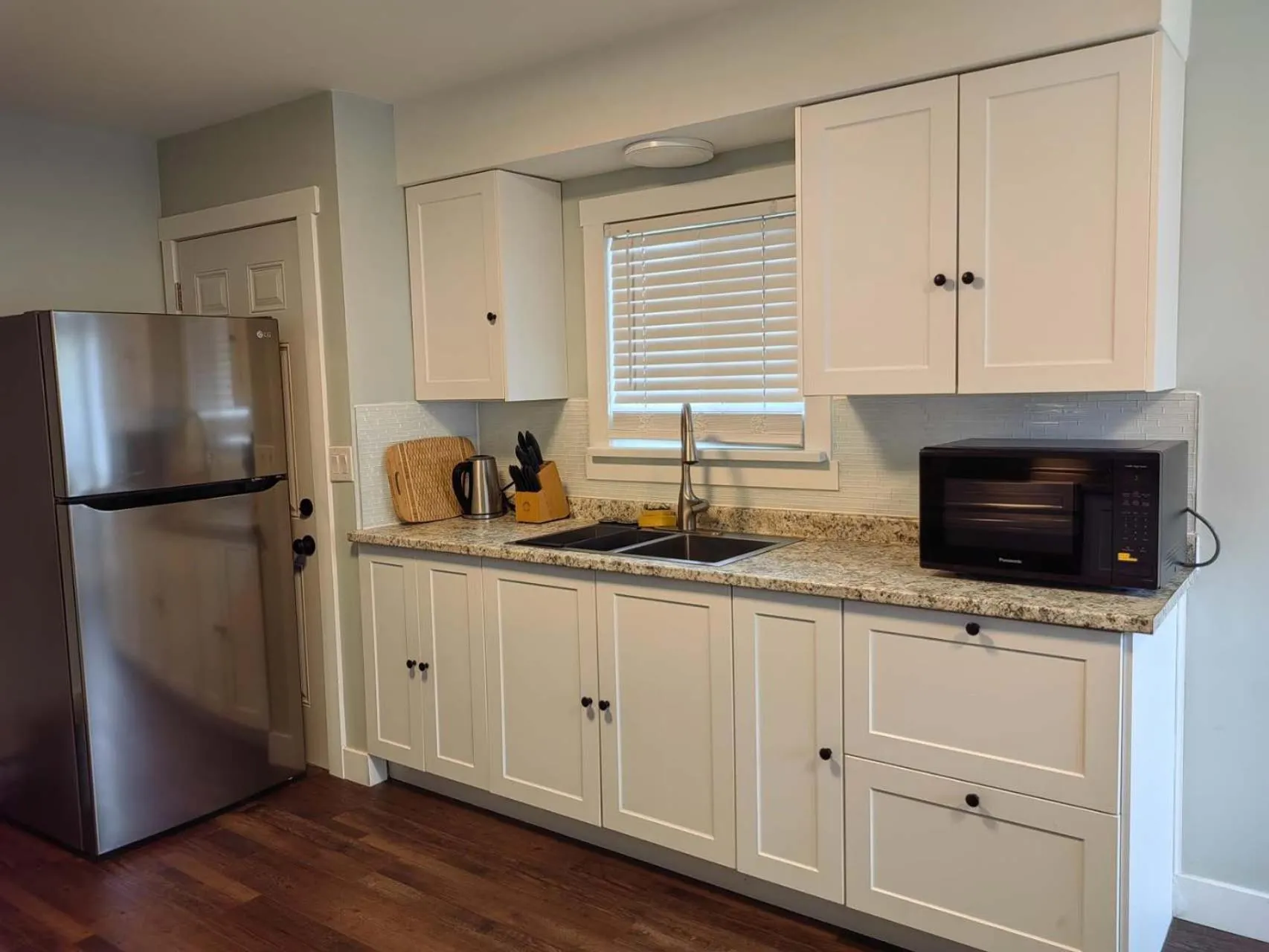 Kitchen or kitchenette in Harbour Light Motel