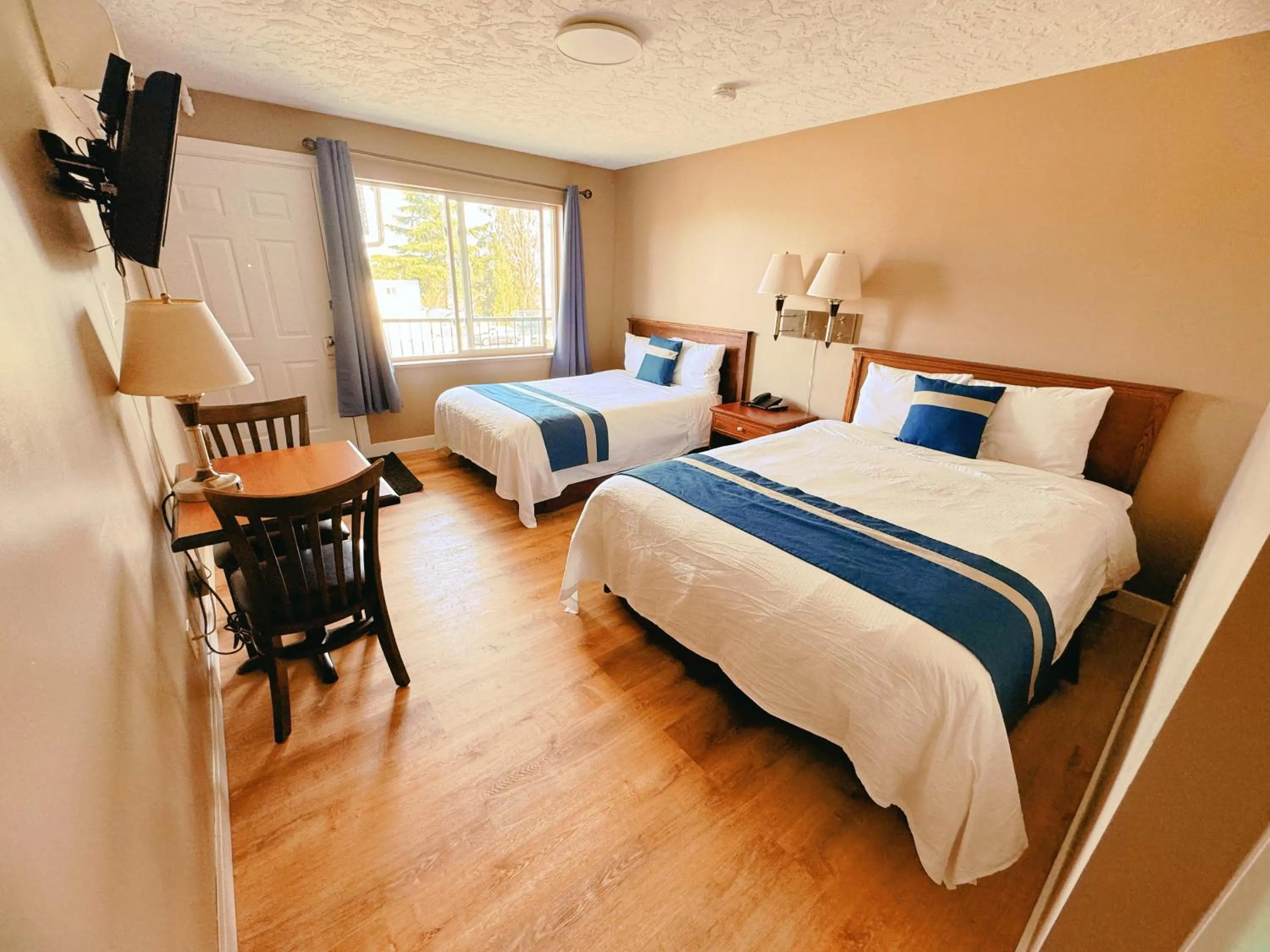 Photo of the whole room, Bed in Harbour Light Motel