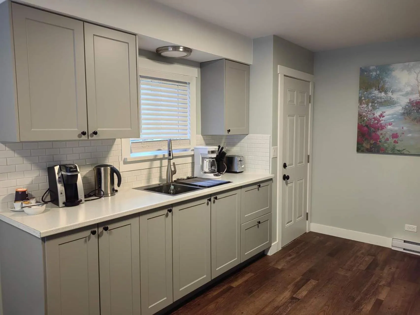 Kitchen or kitchenette in Harbour Light Motel