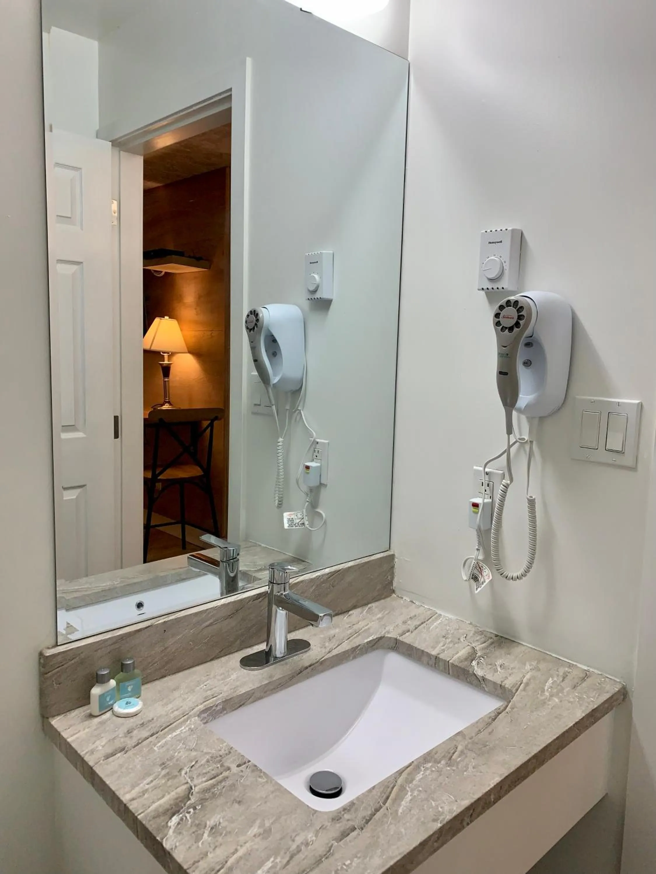 Bathroom in Harbour Light Motel