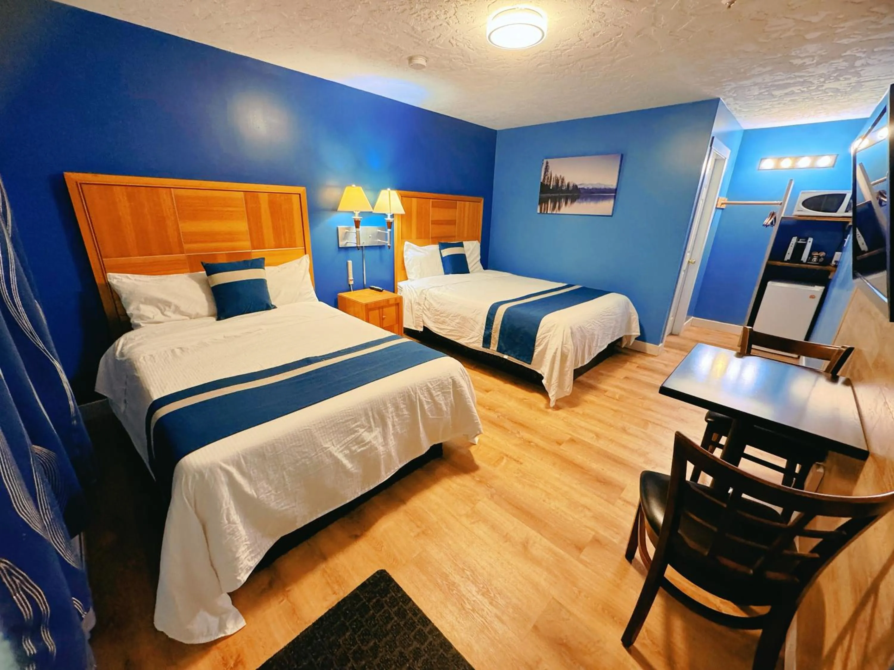 Photo of the whole room, Bed in Harbour Light Motel