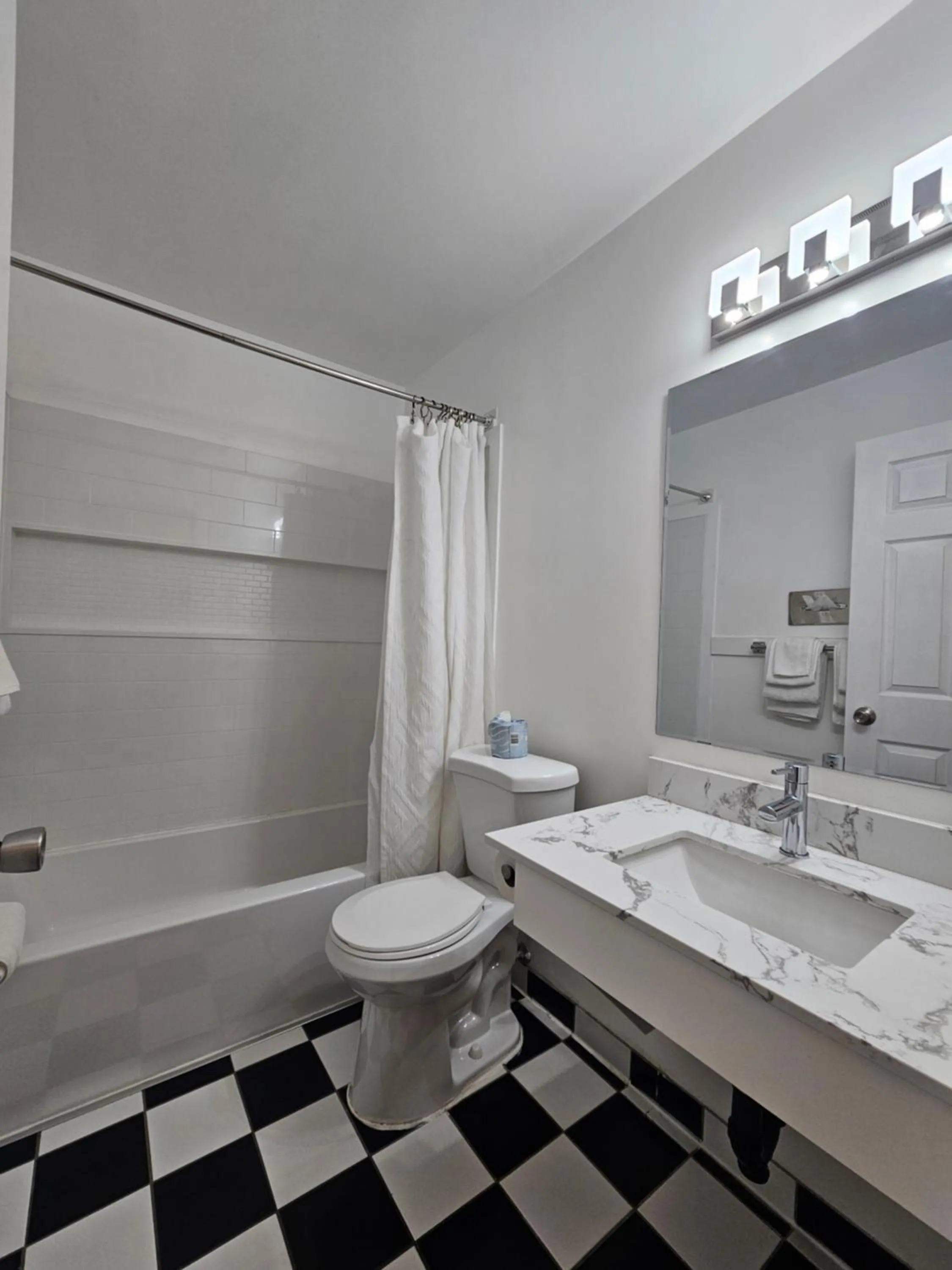 Bathroom in Harbour Light Motel