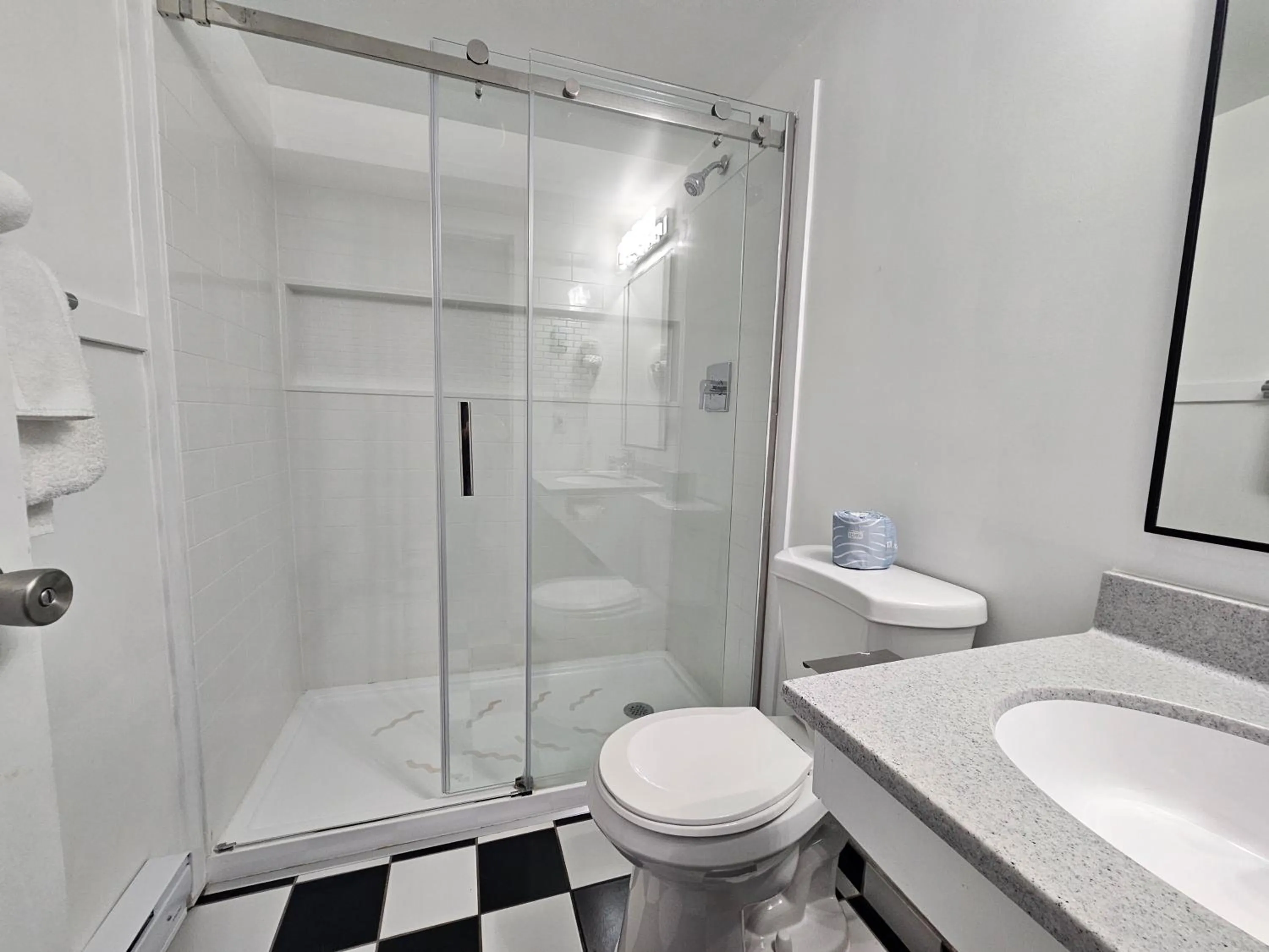 Bathroom in Harbour Light Motel