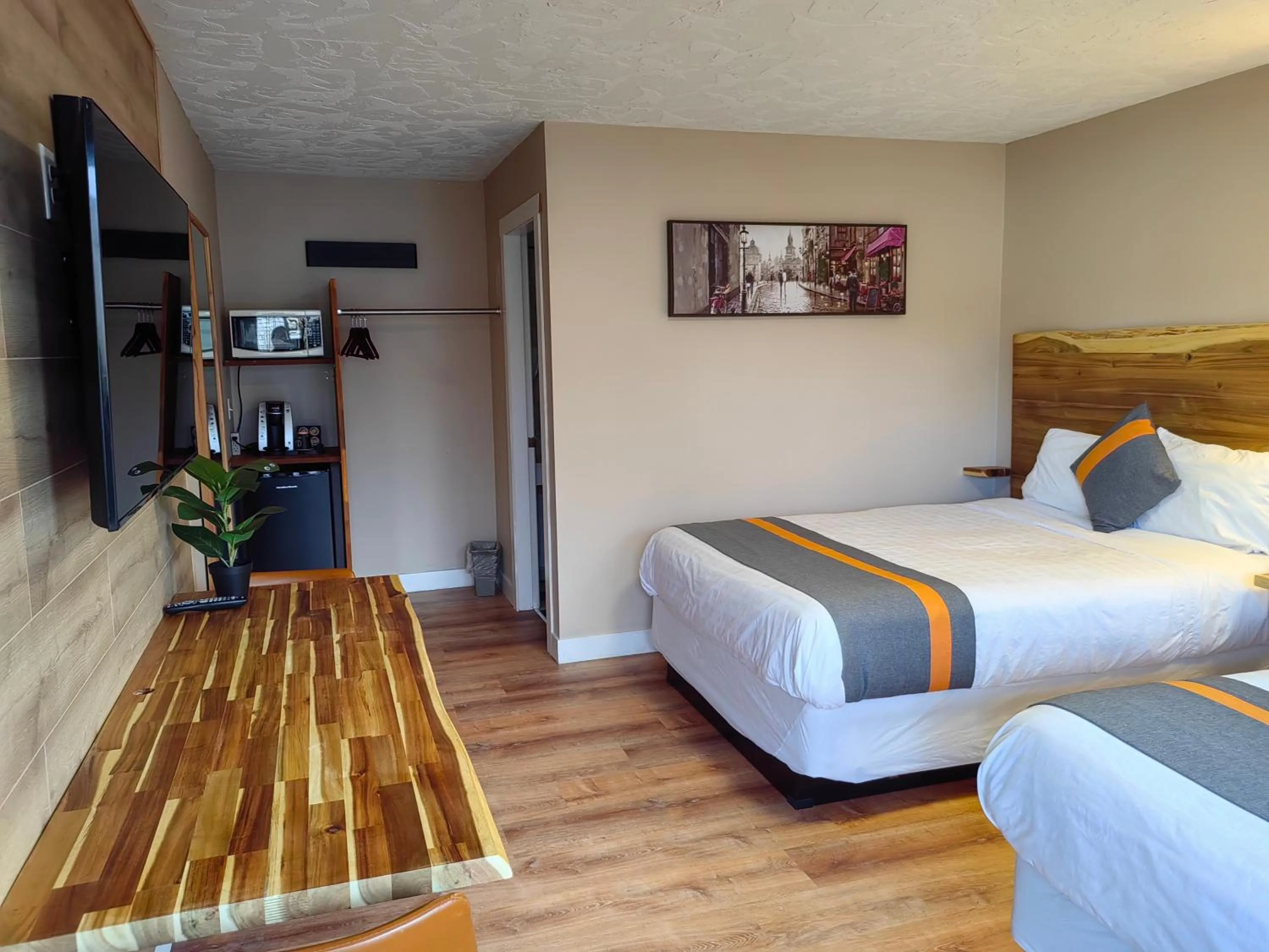 Living room, Bed in Harbour Light Motel