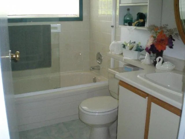 Bathroom in Island View B&B