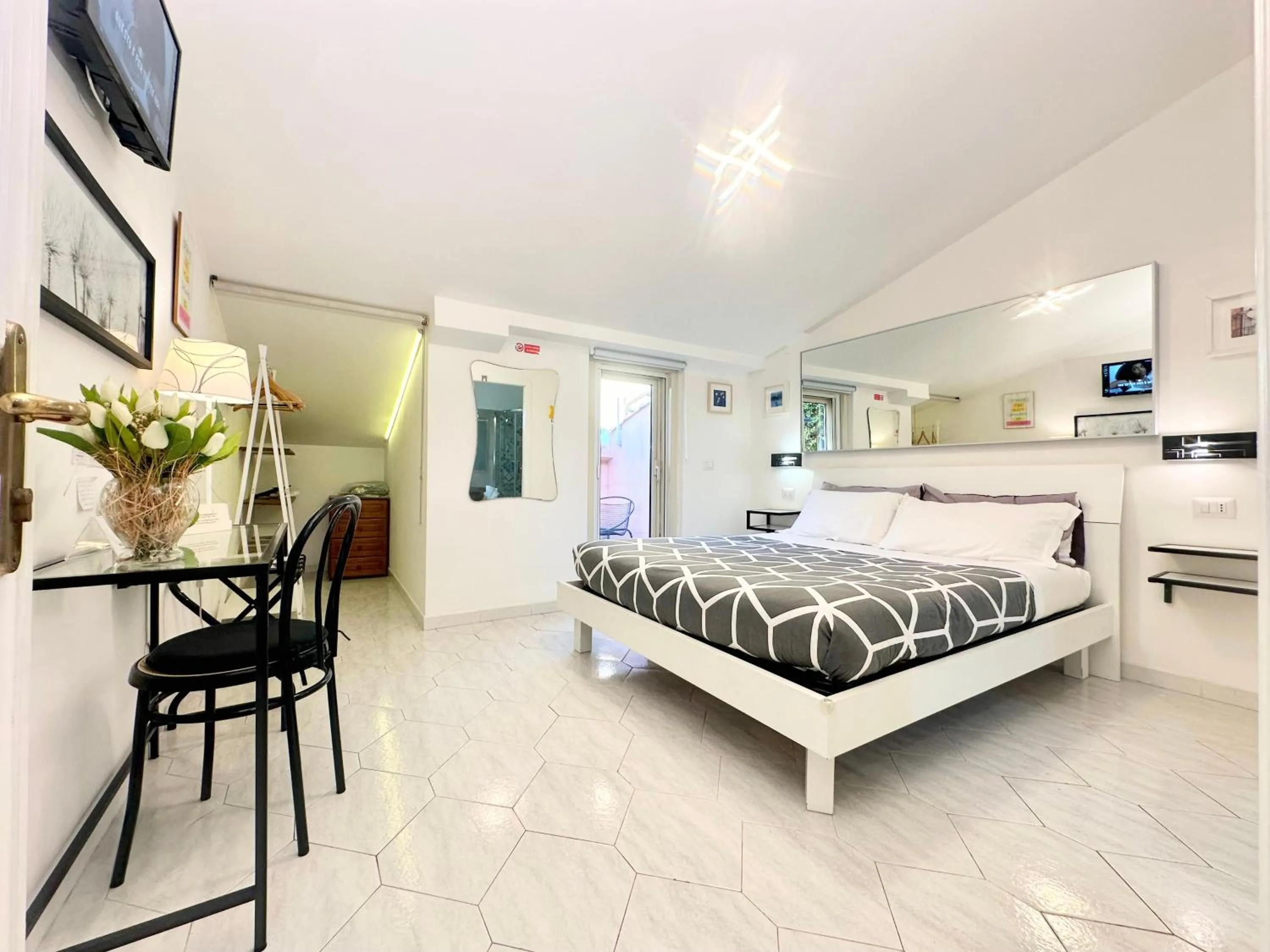 Seating area, Bed in Il BorGhetto Guest House