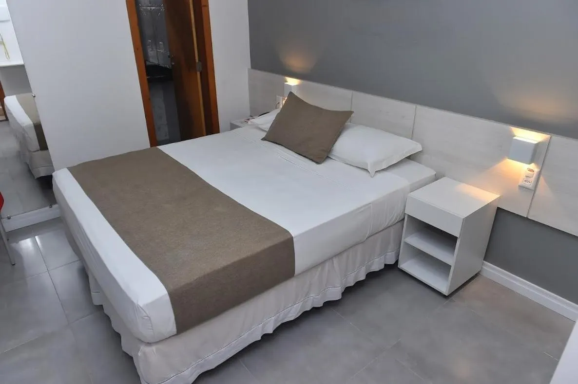 Property building, Bed in Hotel Três Caravelas