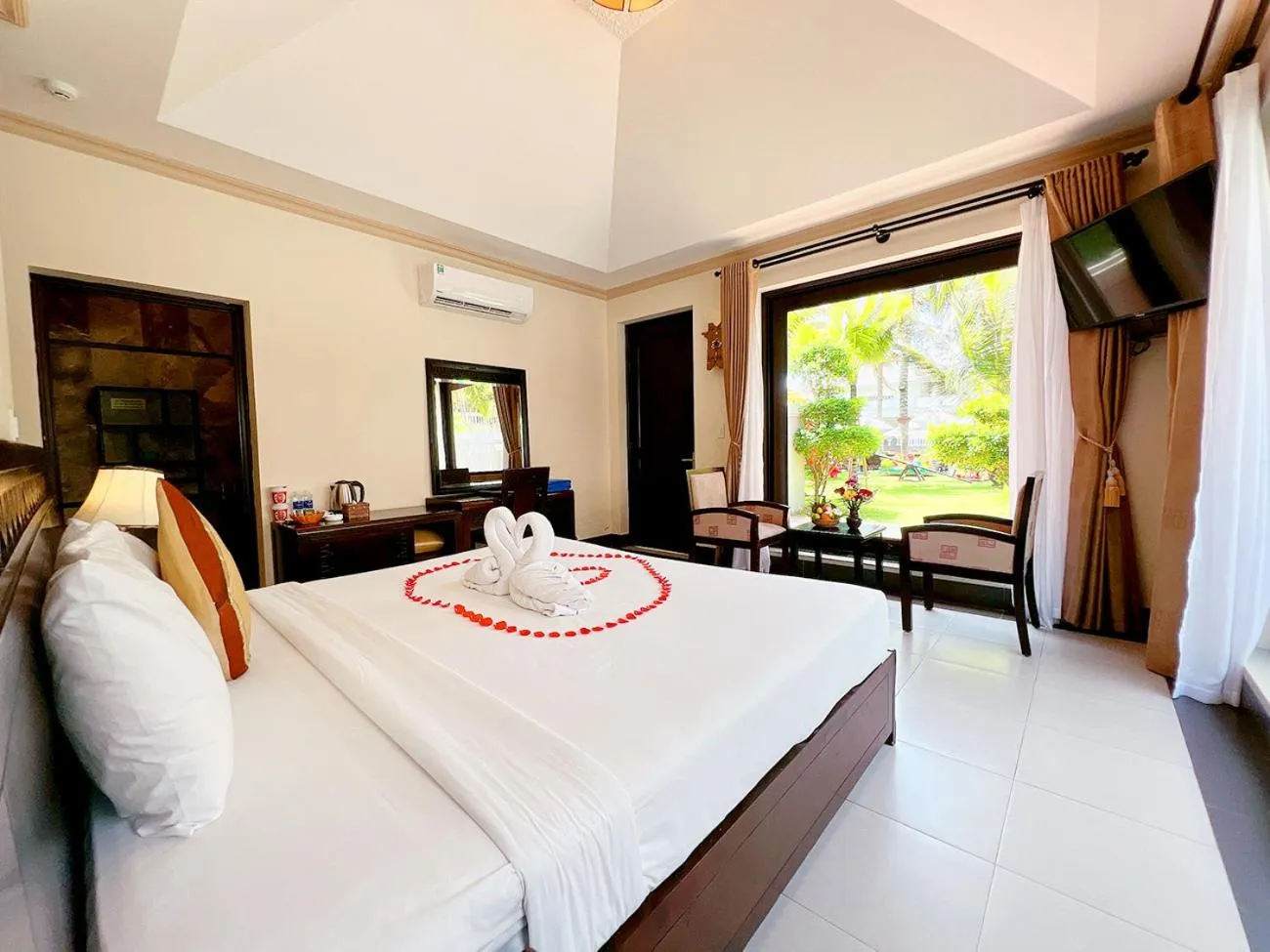 Bed in Champa Resort & Spa