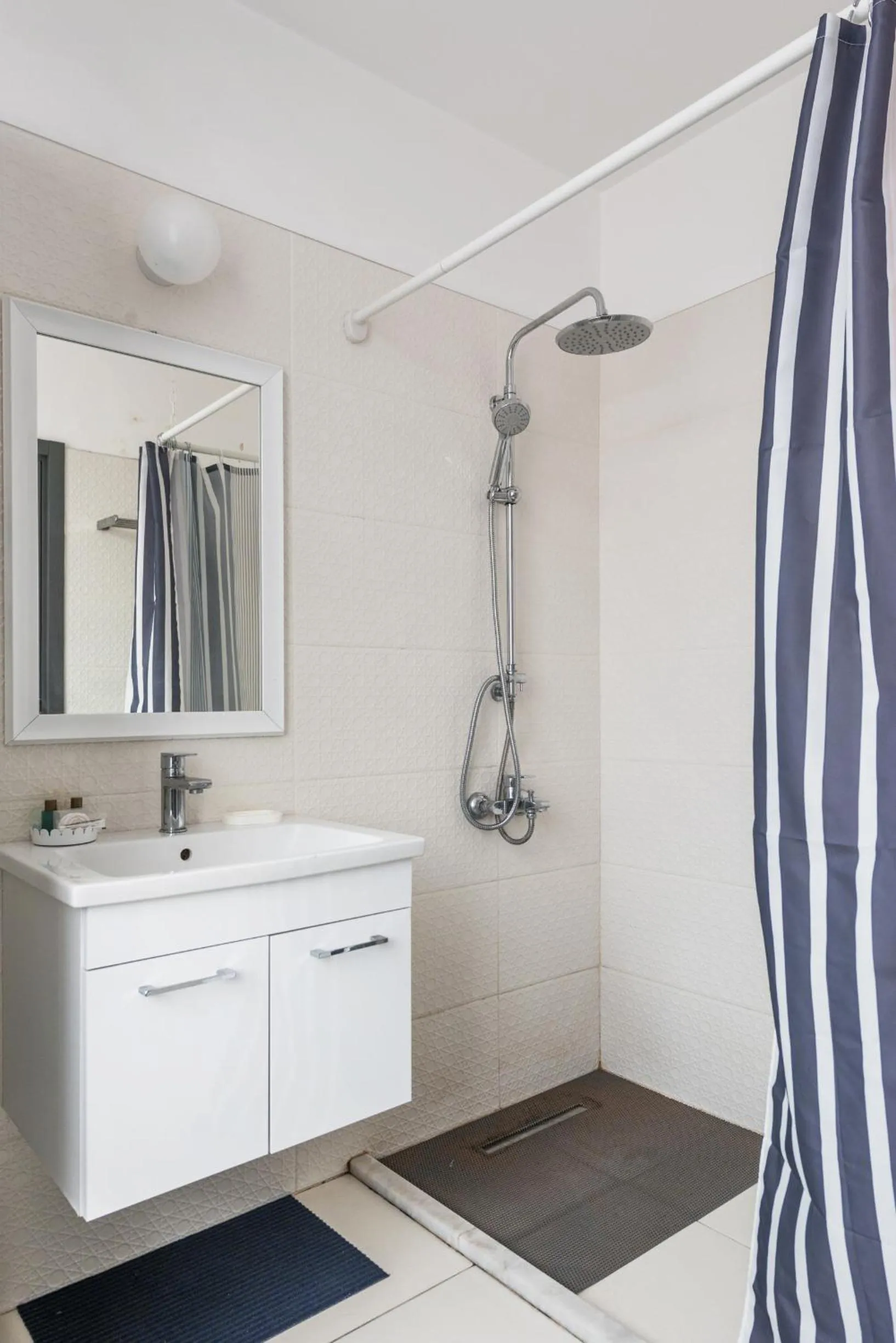 Shower in Delight Deluxe Hotel & Spa