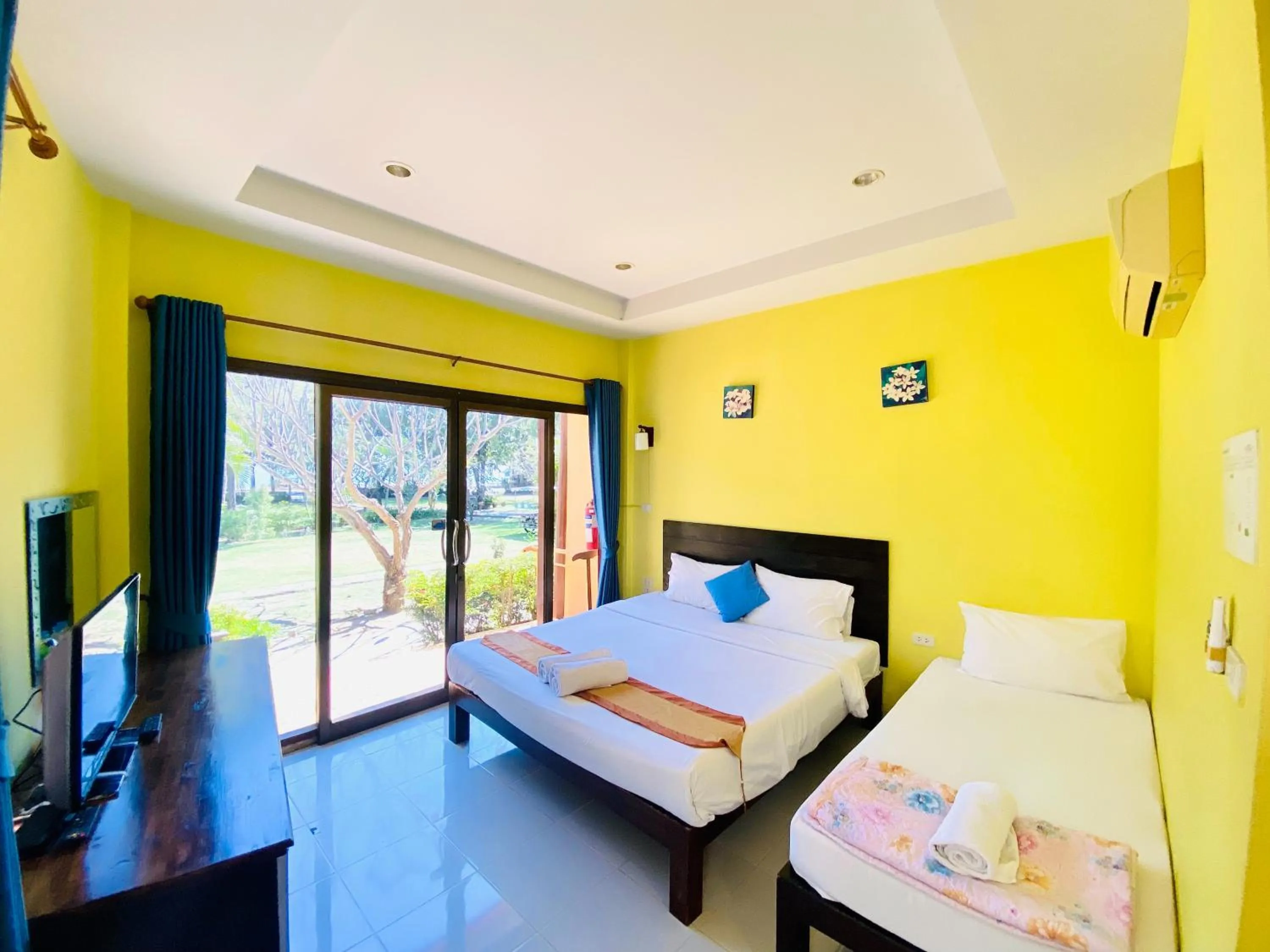 Bed in Pranmanee Beach Resort