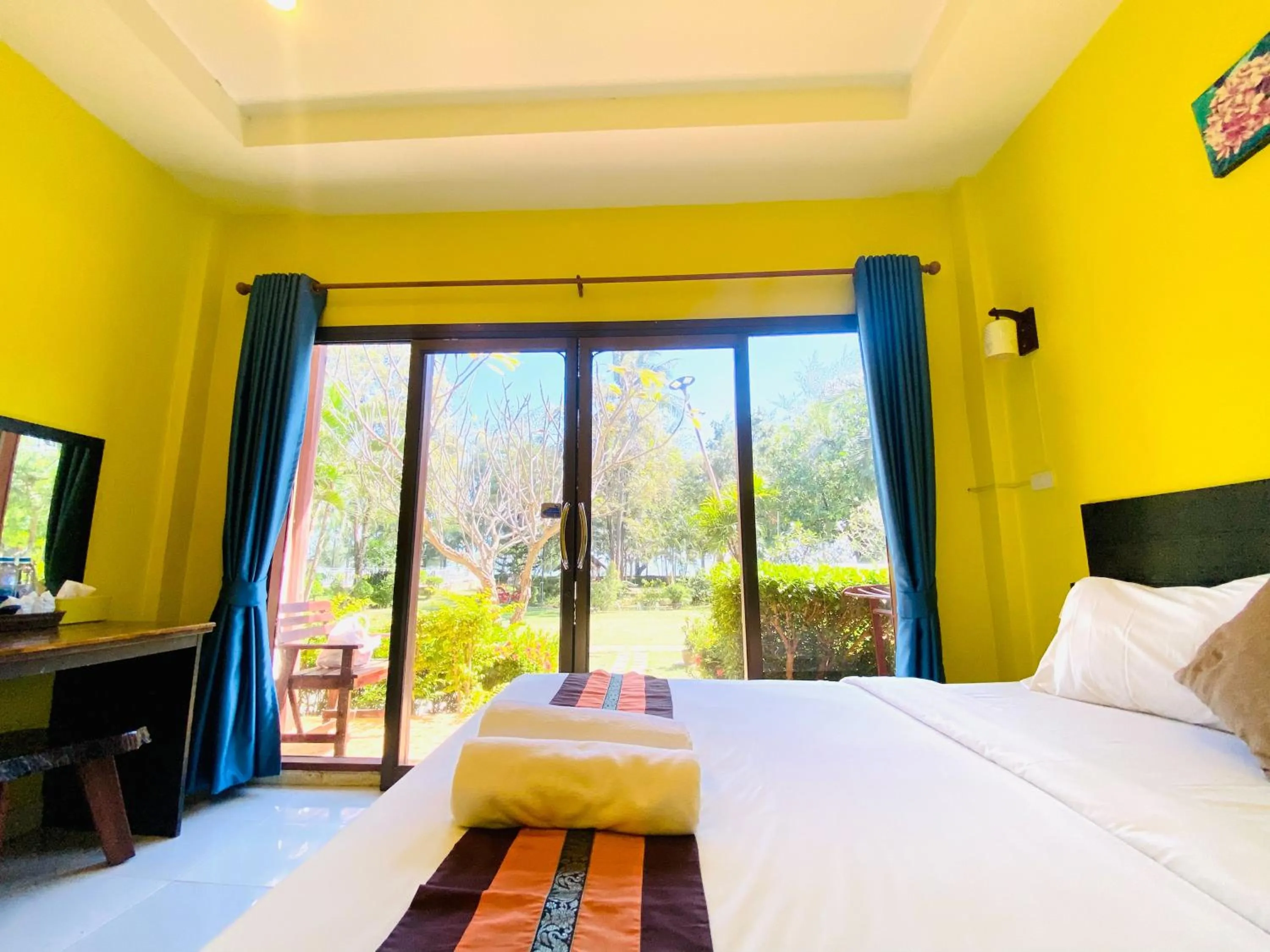 Garden view, Bed in Pranmanee Beach Resort