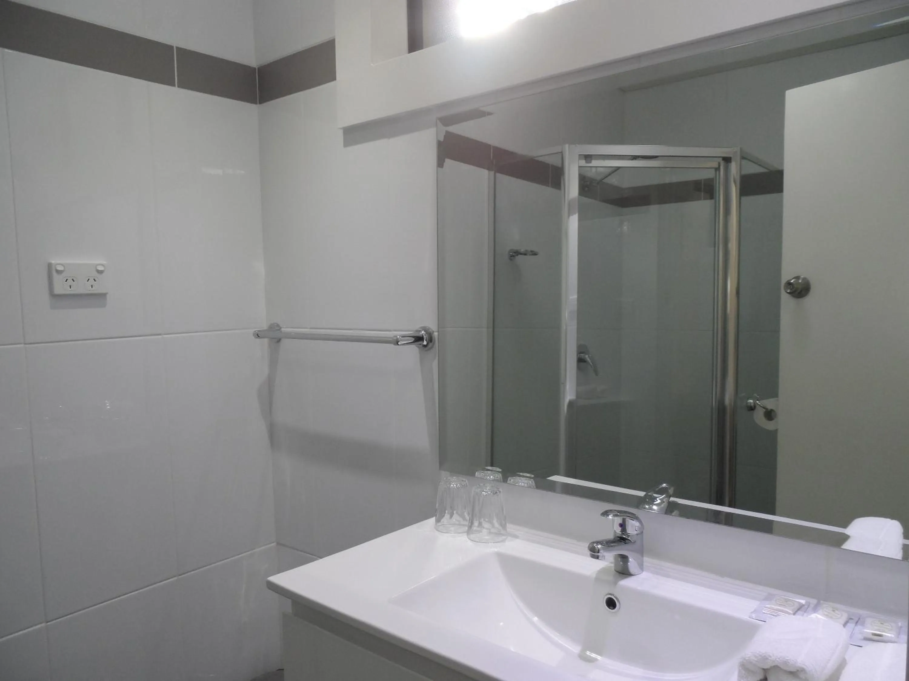 Bathroom in Liberty Plains Motor Inn