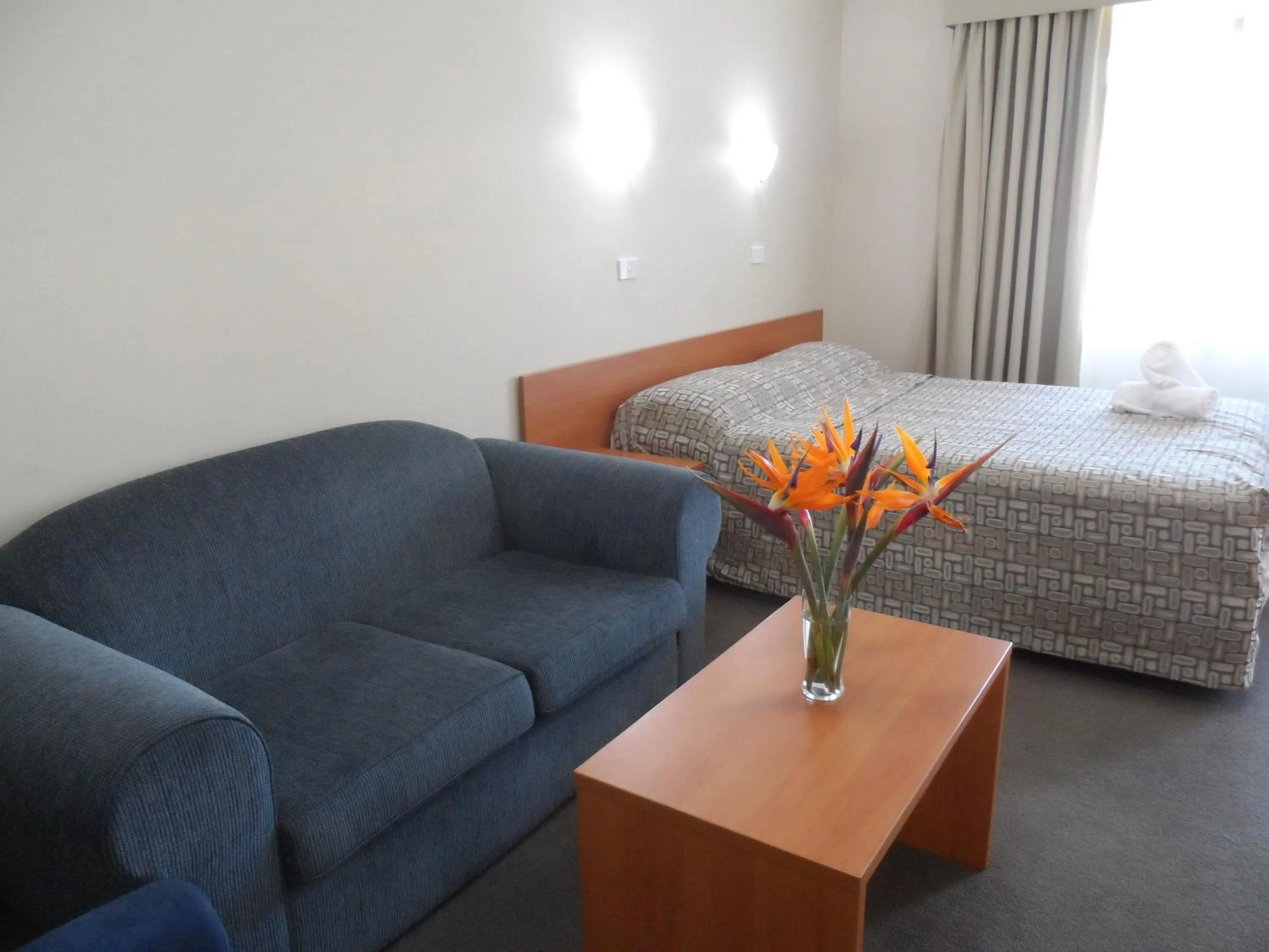 Bed, Seating Area in Liberty Plains Motor Inn