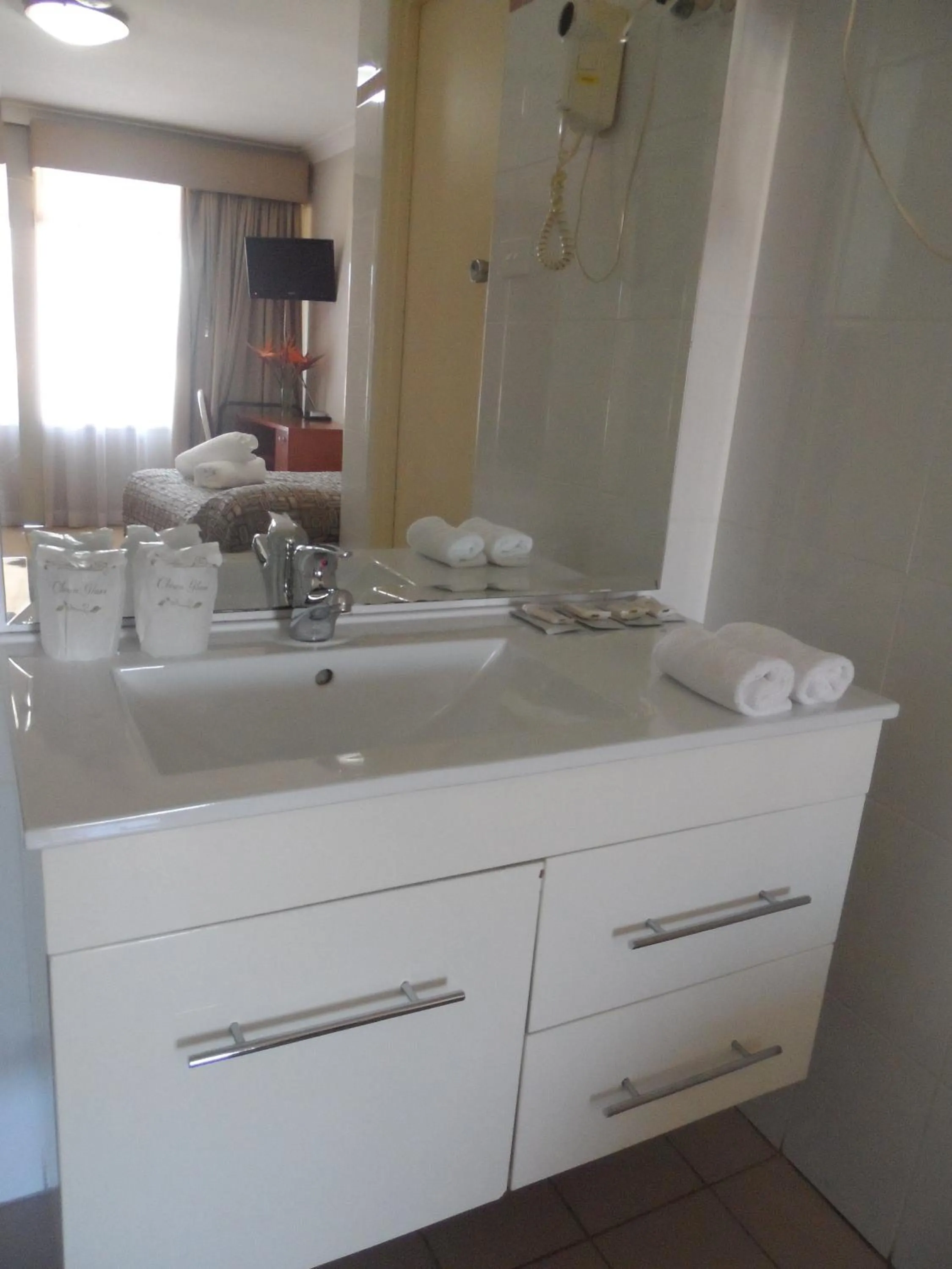 Bathroom in Liberty Plains Motor Inn