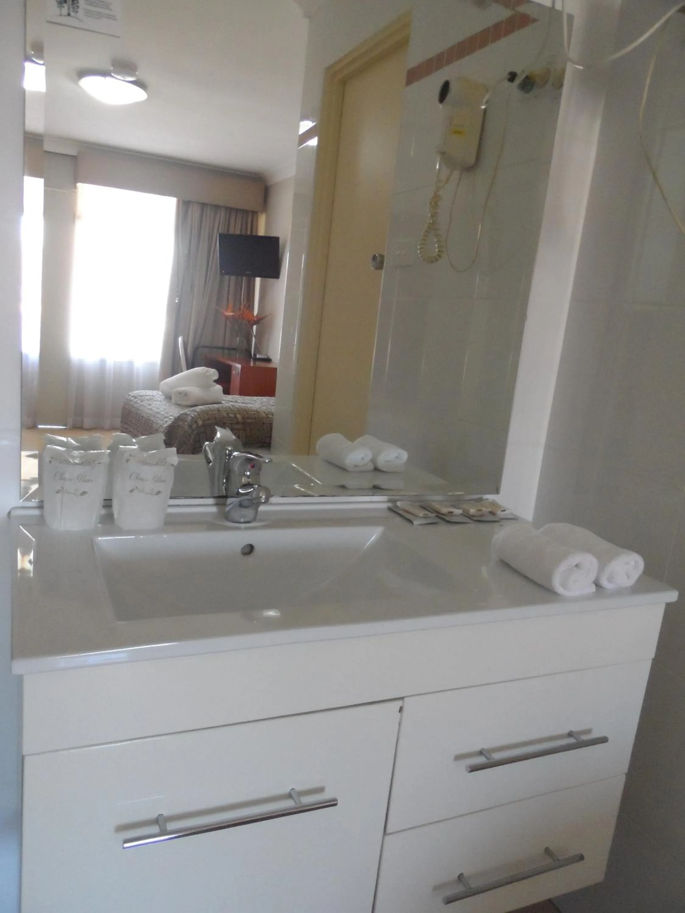 Bathroom in Liberty Plains Motor Inn