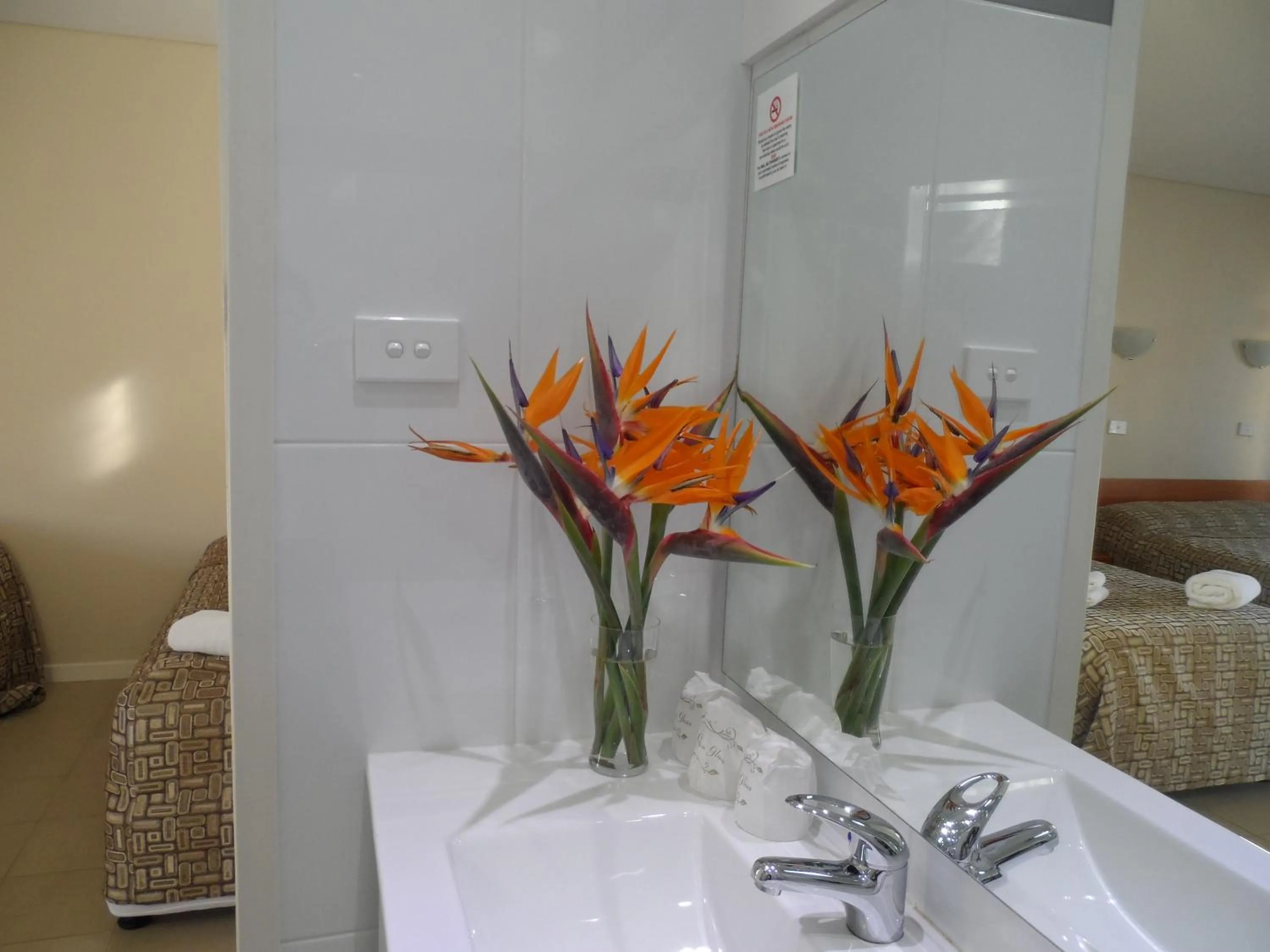 Bathroom, Restaurant/Places to Eat in Liberty Plains Motor Inn