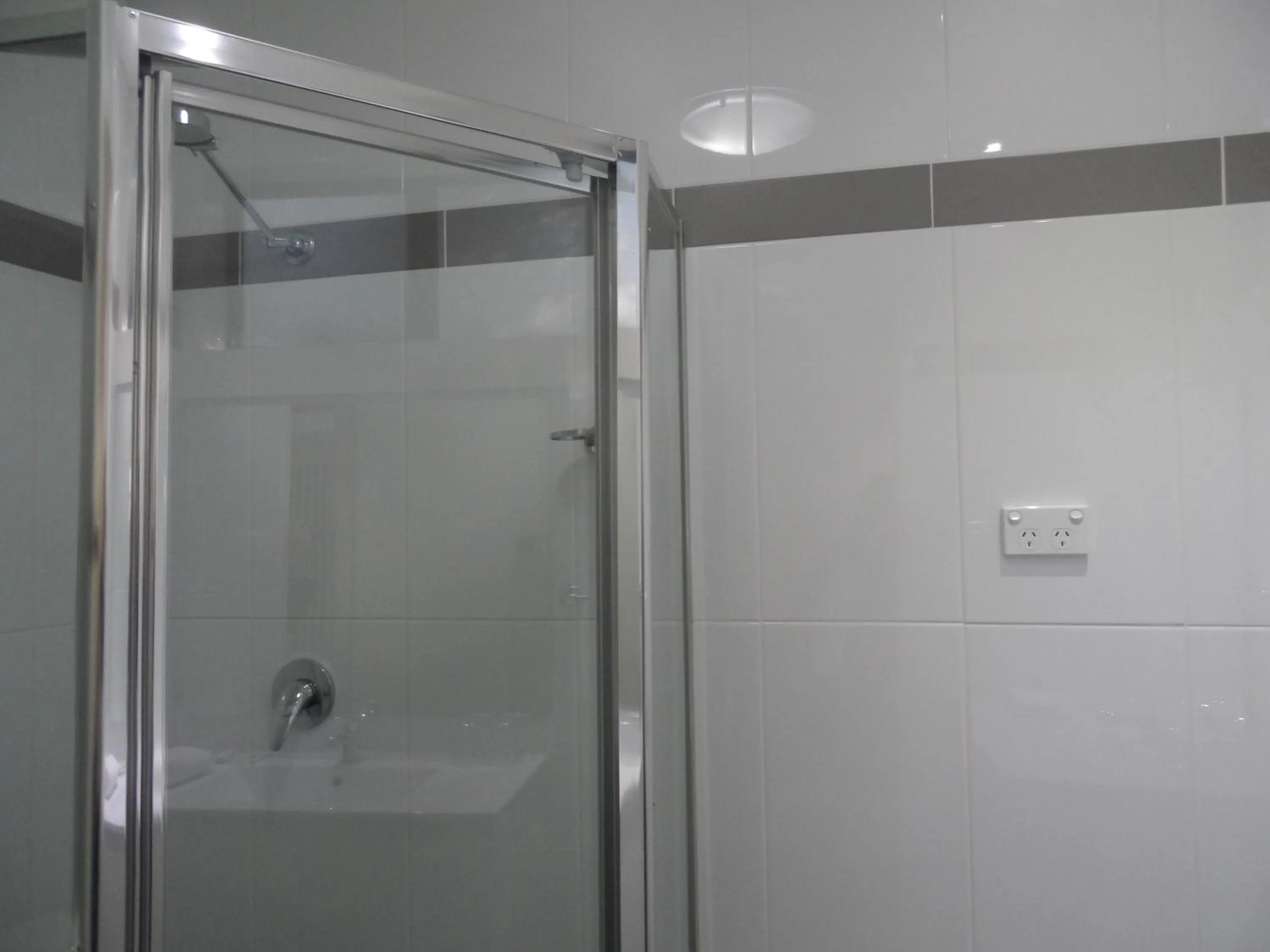 Bathroom in Liberty Plains Motor Inn