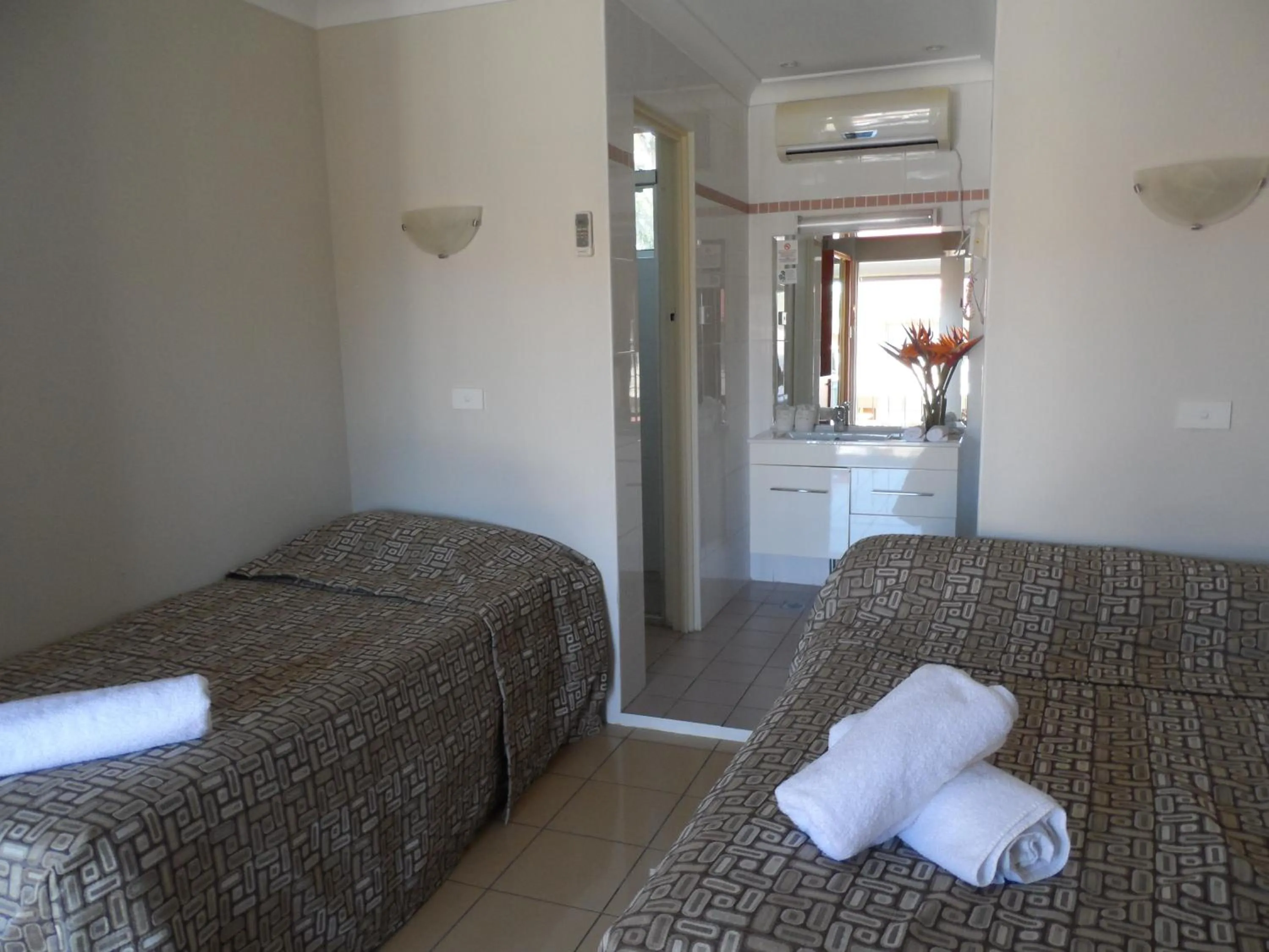 Bed in Liberty Plains Motor Inn