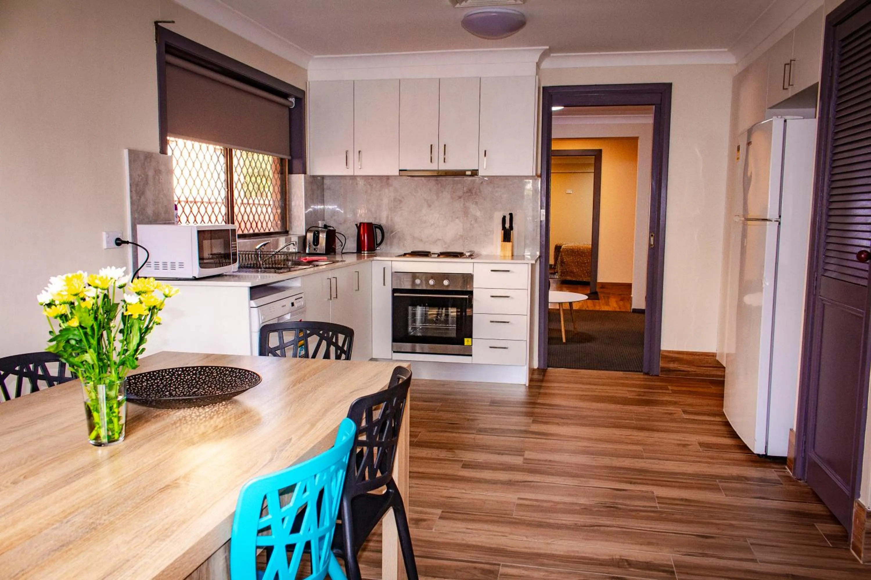 Dining area, Kitchen/Kitchenette in Liberty Plains Motor Inn
