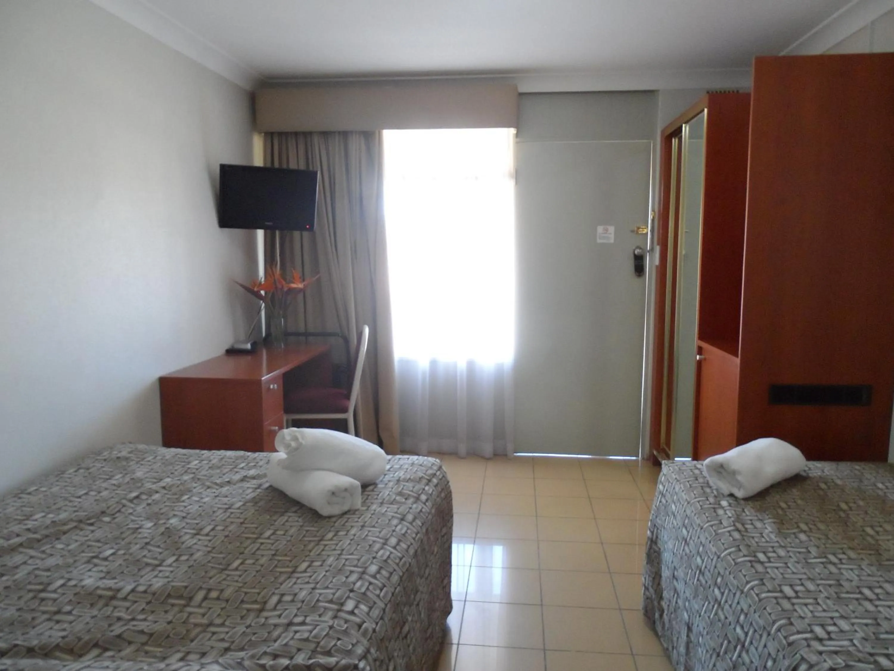 Bed, TV/Entertainment Center in Liberty Plains Motor Inn