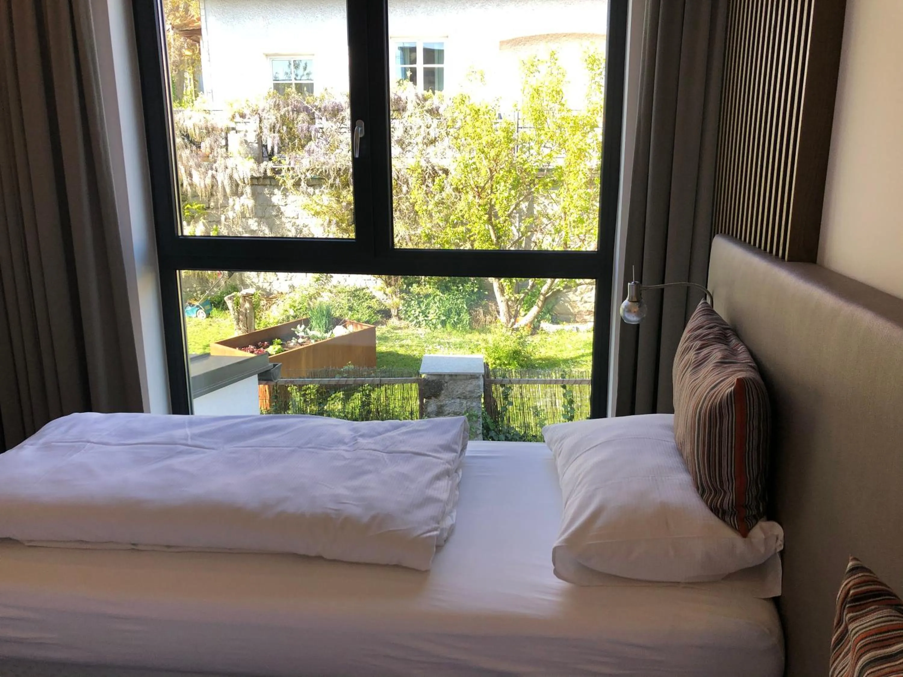 Inner courtyard view, Bed in Hotel Donauhof Mauthausen