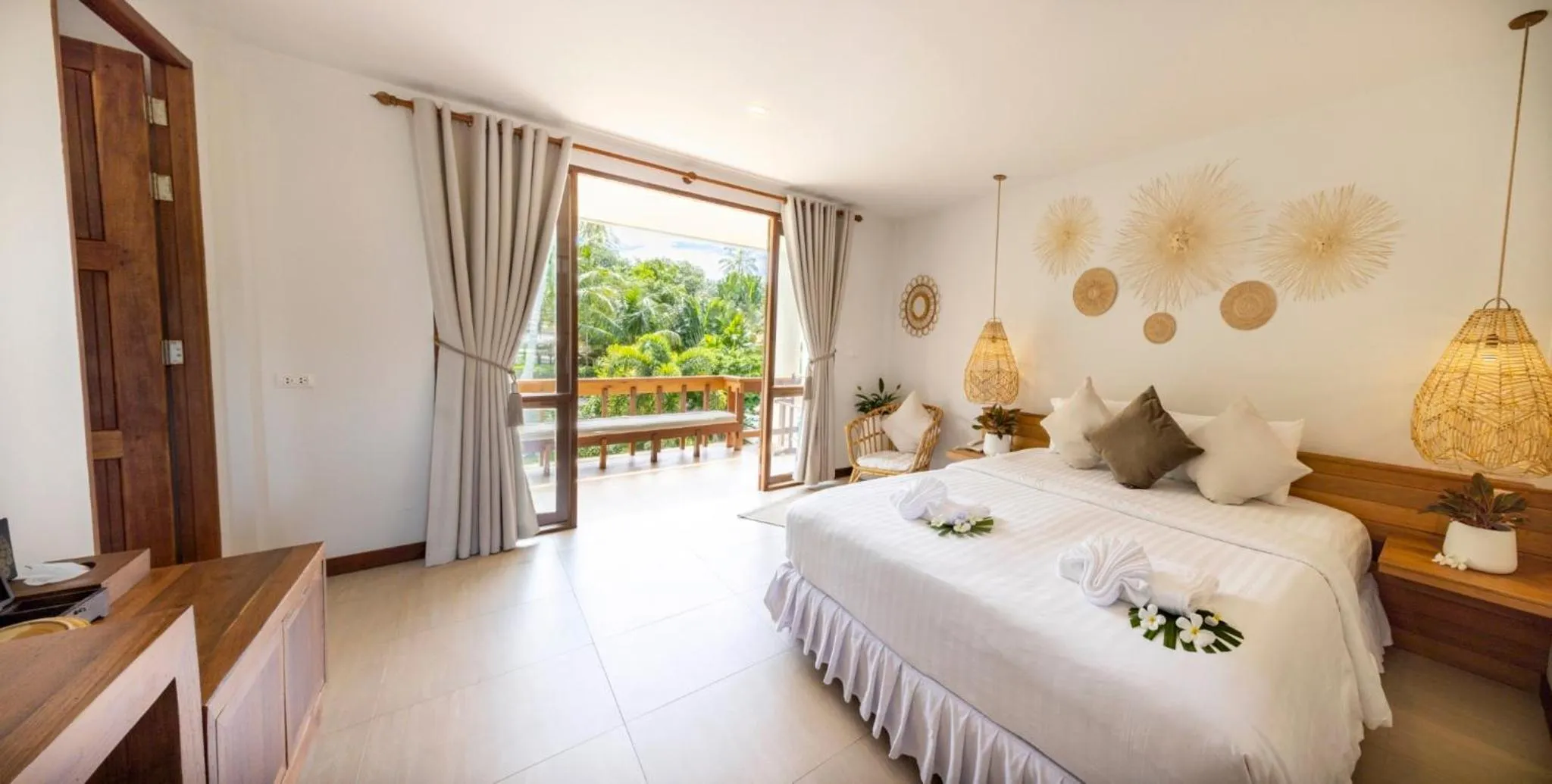 Bedroom, Bed in Ban's Diving Resort