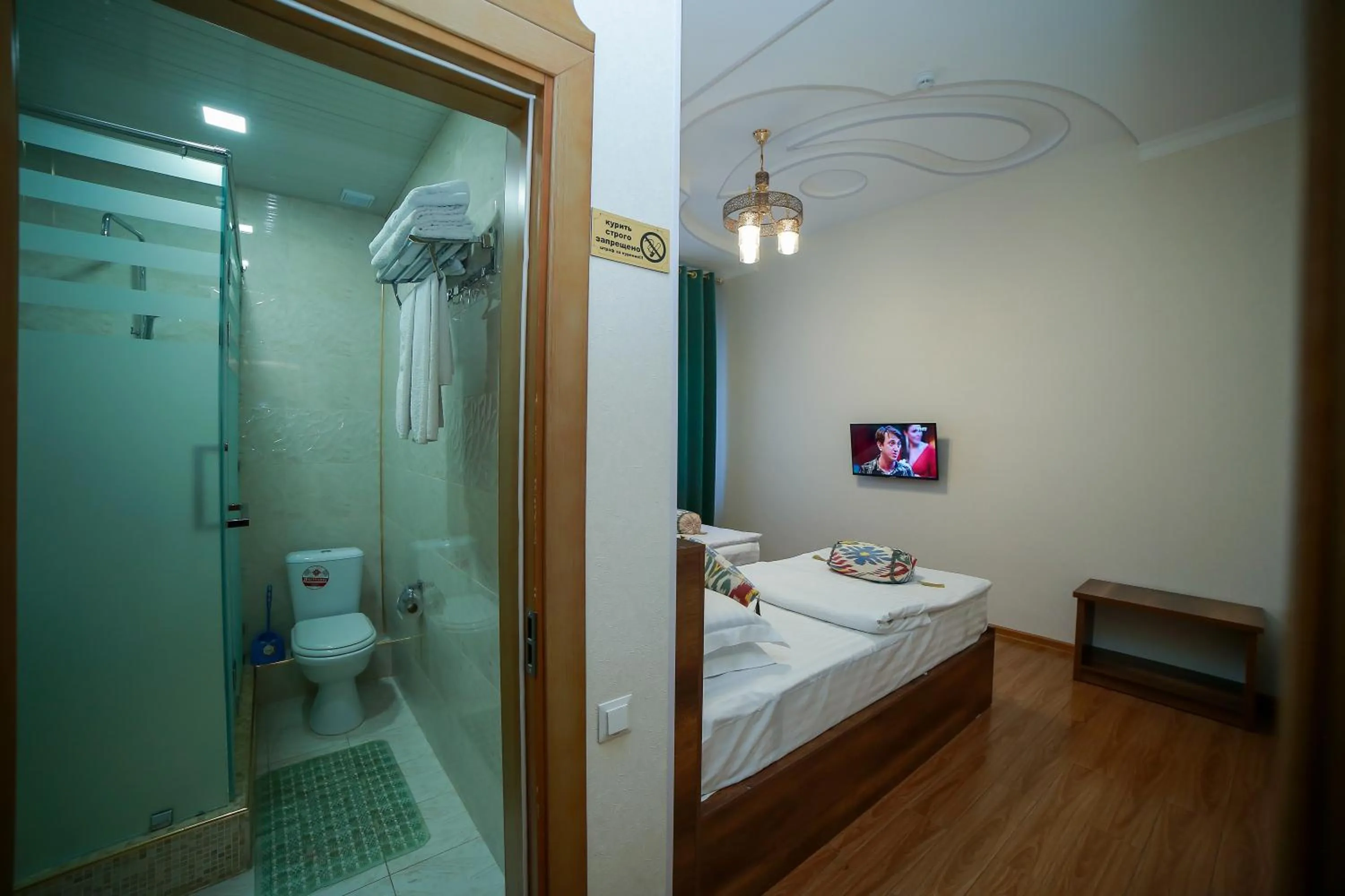Shower, Bed in Hotel RAYHON BOUTIQUE