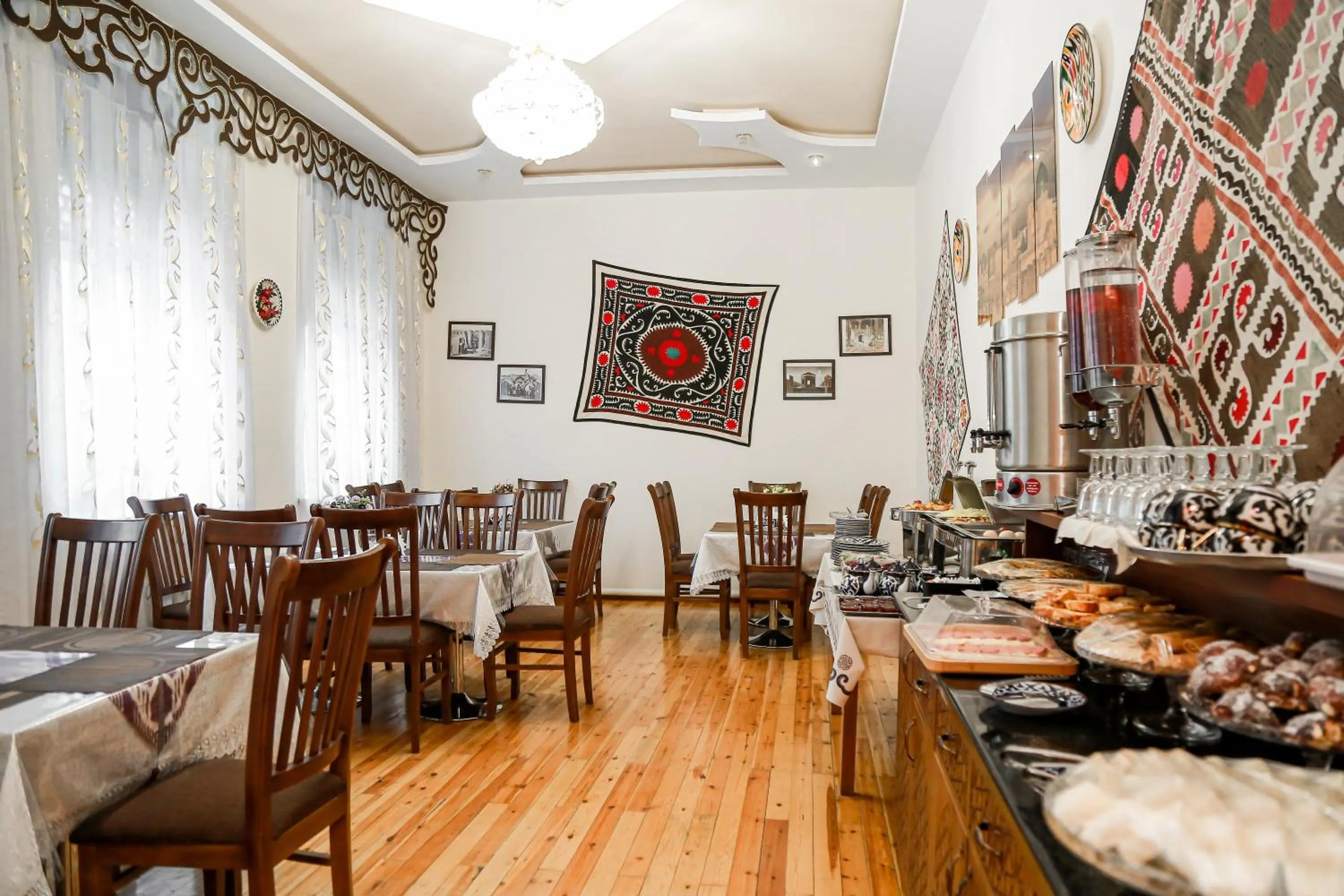 Restaurant/places to eat in Hotel RAYHON BOUTIQUE