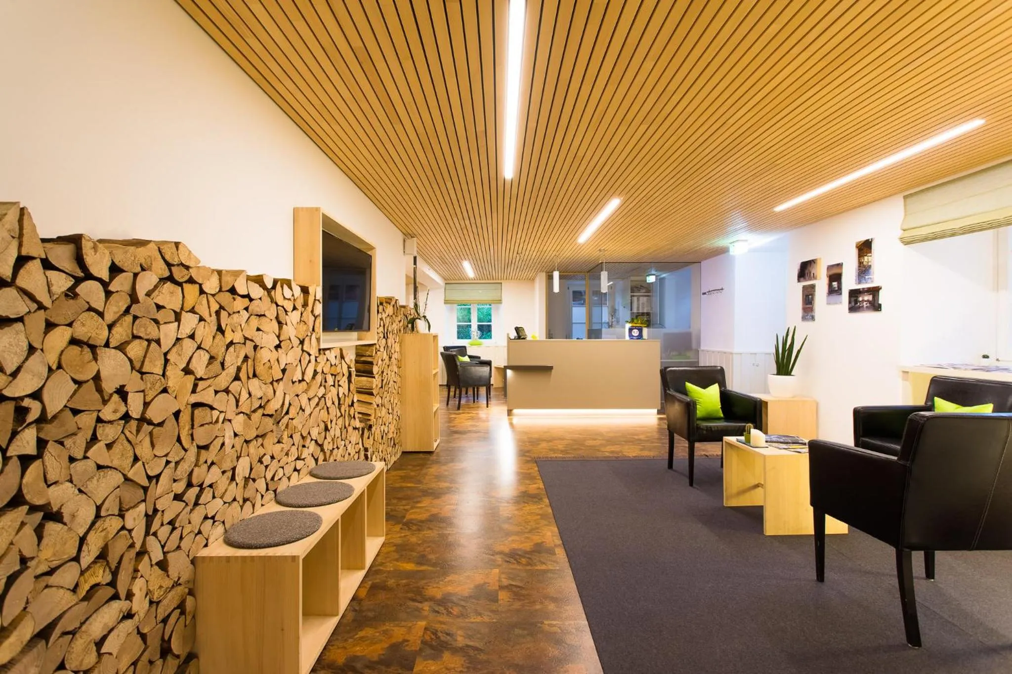 Lobby or reception in DIE KRONE - Hotel Garni