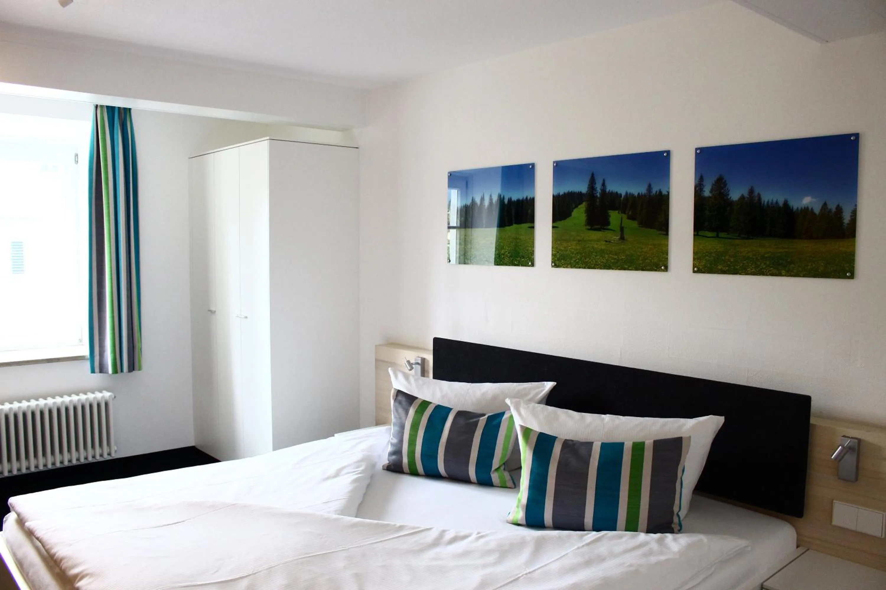 Photo of the whole room, Bed in DIE KRONE - Hotel Garni