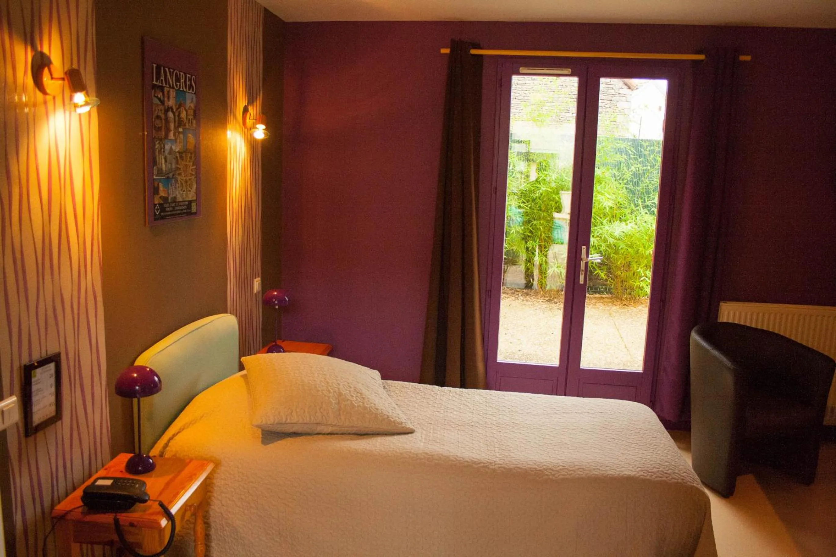 Bed in Auberge de la Fontaine