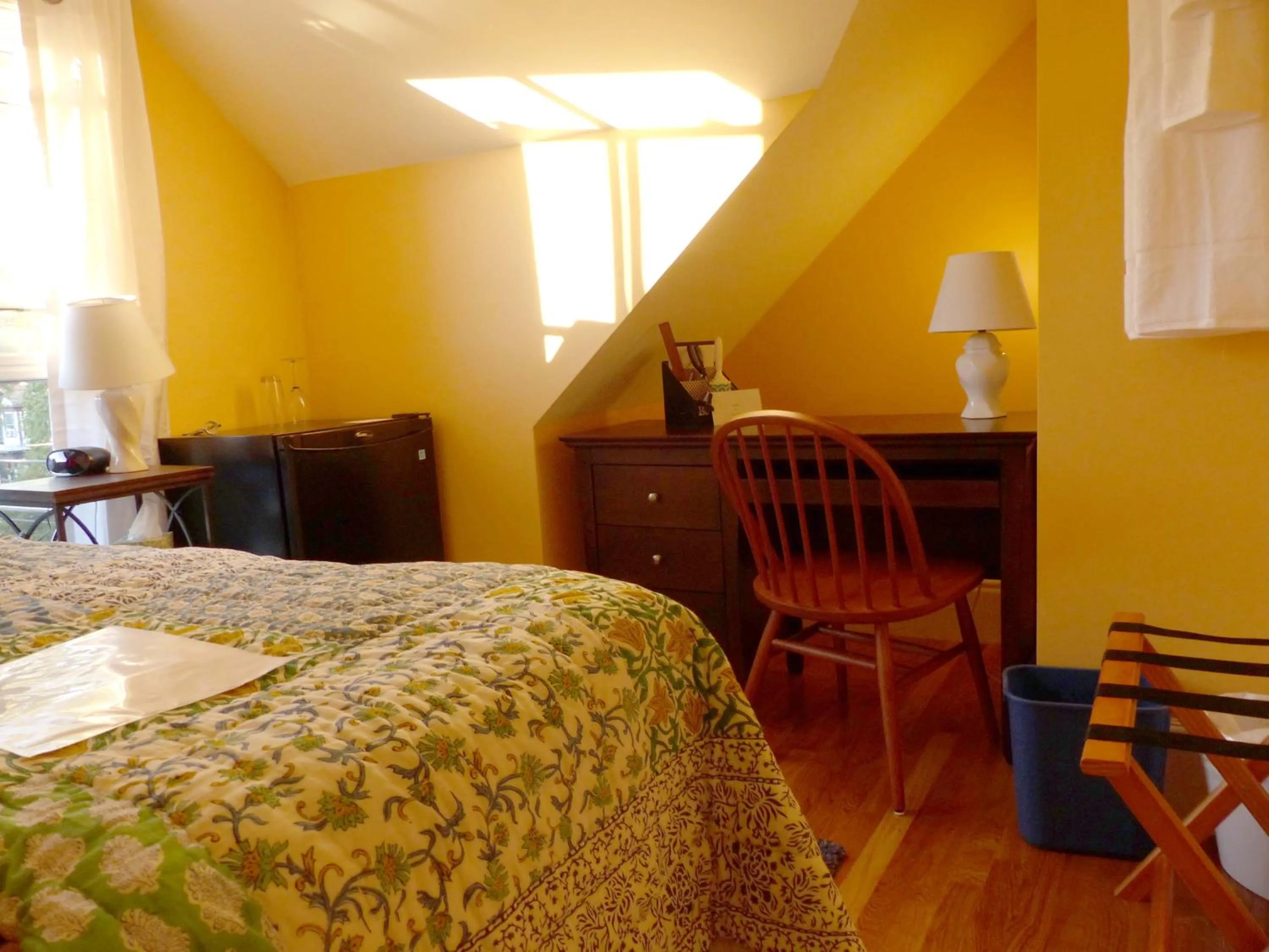Bedroom, Bed in Davis Square Inn