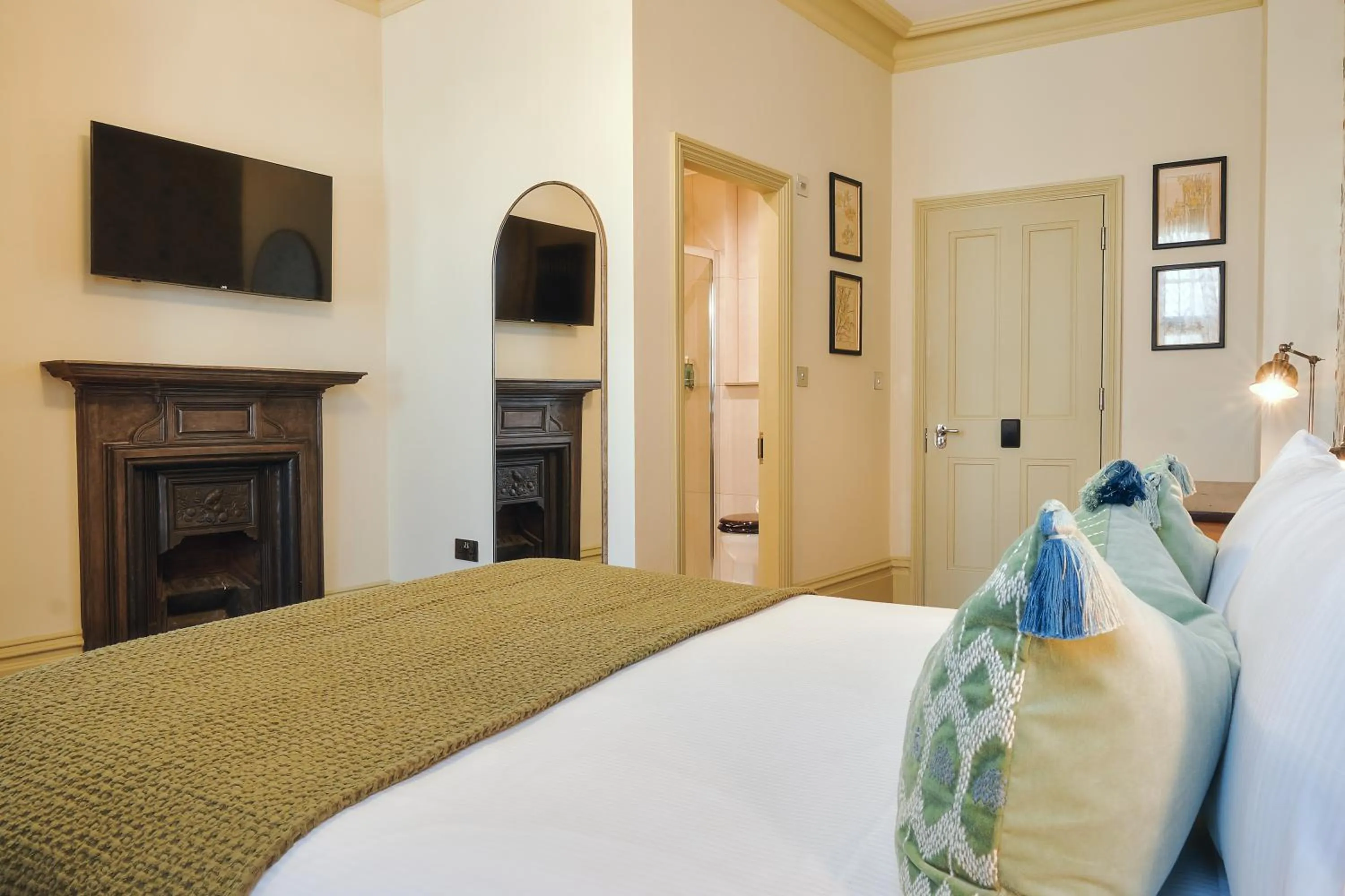 Bedroom, Bed in The Black Lion Pub & Boutique Guesthouse